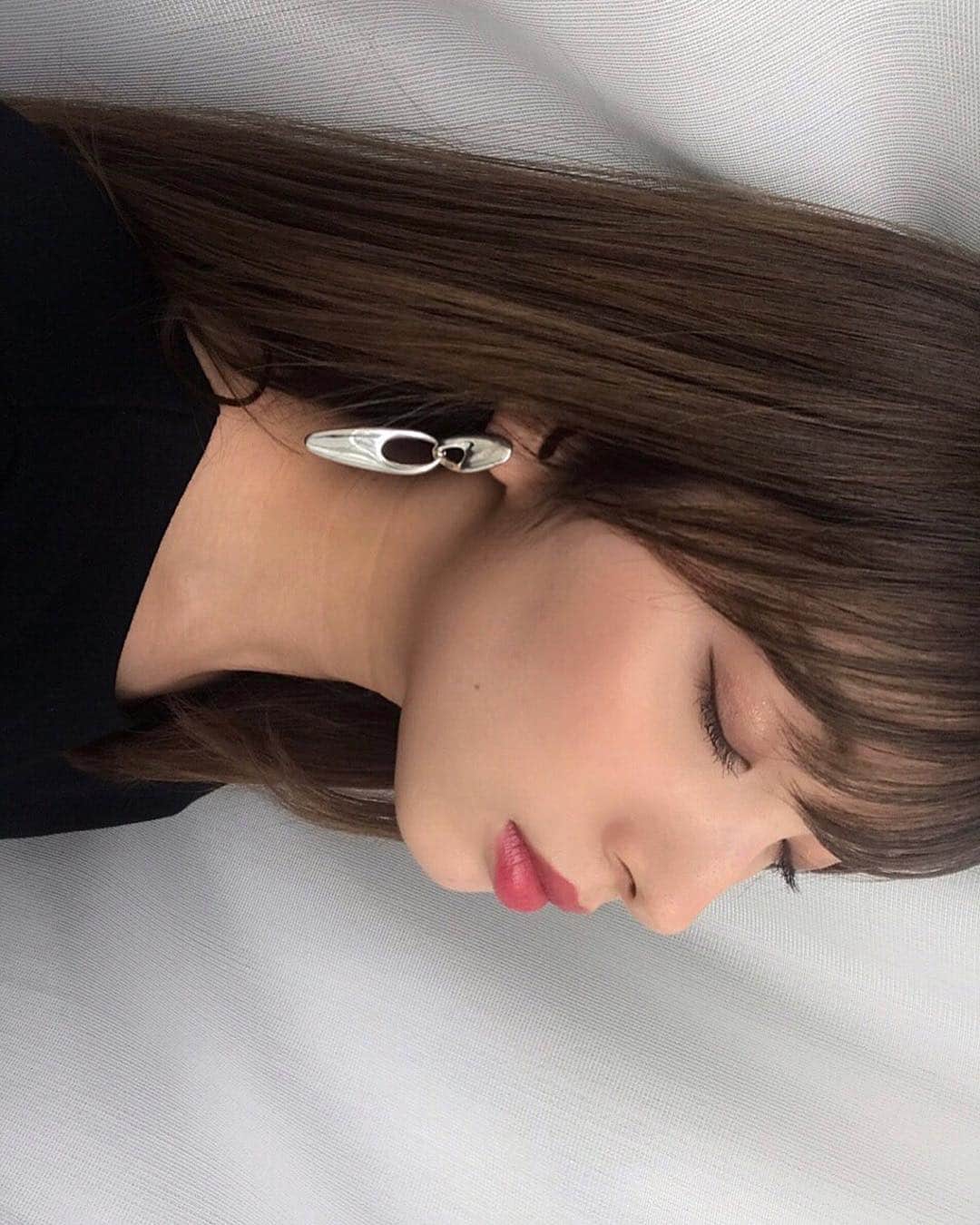 のインスタグラム：「もう4月🌸 大人っぽくしてくれるピアスは LEANNのSV925 Oar Motif Pierce❤︎ @leannofficial . 最近アイラインをブラックのリキッドからブラウンのペンシルに変えたの☺︎いい感じ〜✌︎ . #LEANN#leannofficial#リーン」