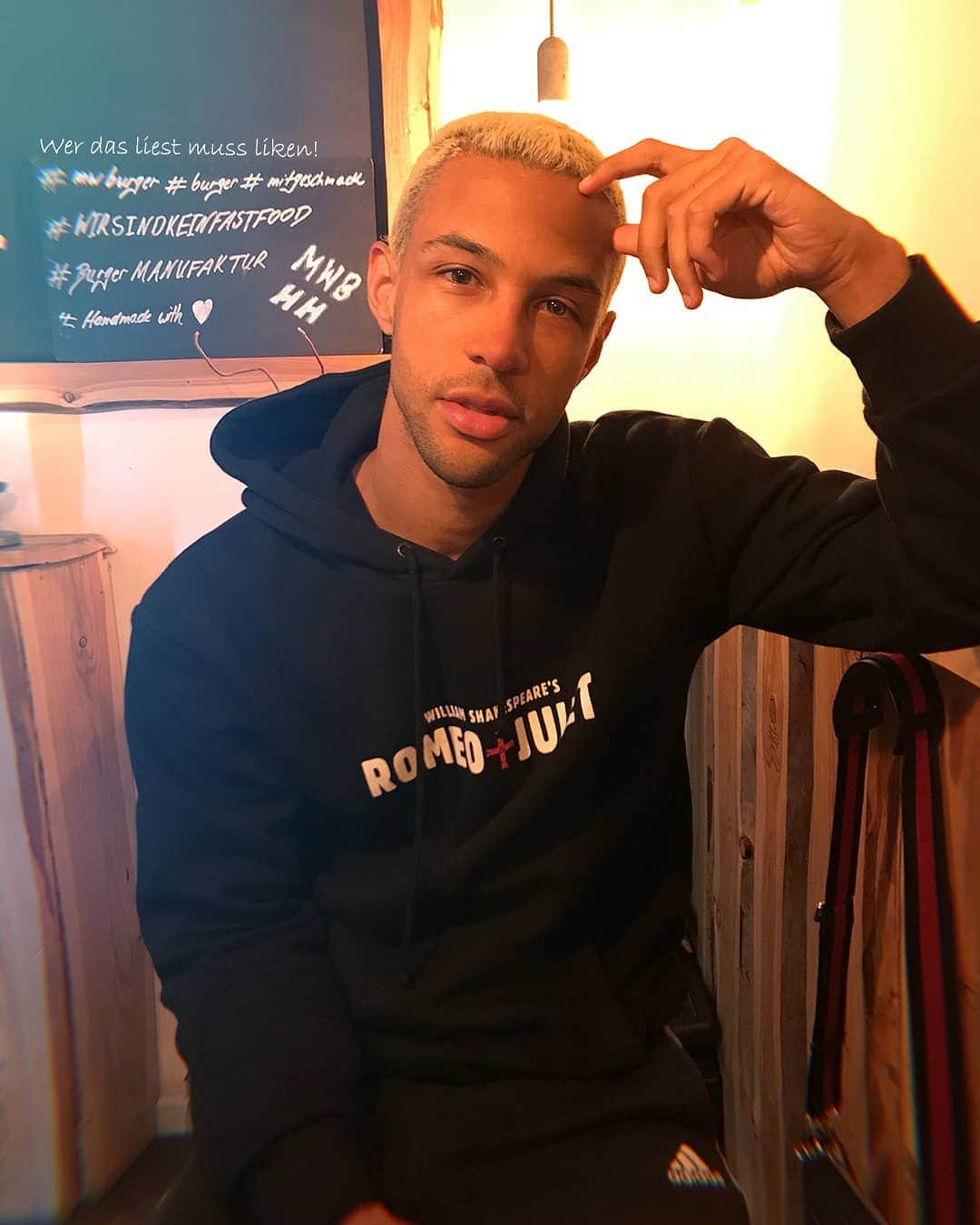SIMON DESUEのインスタグラム：「auf mein 🍔 warten während ich halb am verhungern bin.. niiice.」