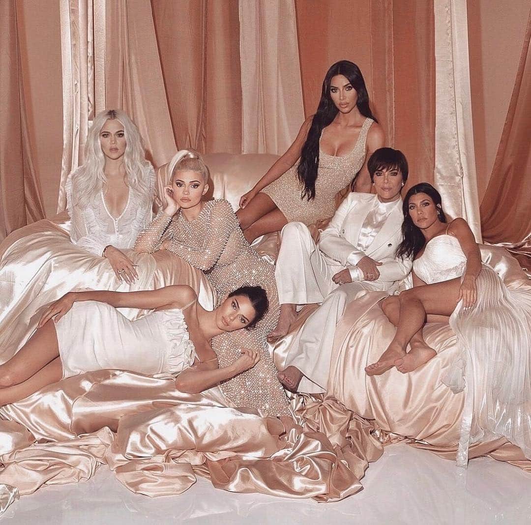 Cosmopolitanさんのインスタグラム写真 - (CosmopolitanInstagram)「Can you spot the photoshop fails (yes, plural) in the Kardashians’ new promo pic?!!! Hit the link in bio if you’re stumped. 🤯」4月1日 22時12分 - cosmopolitan