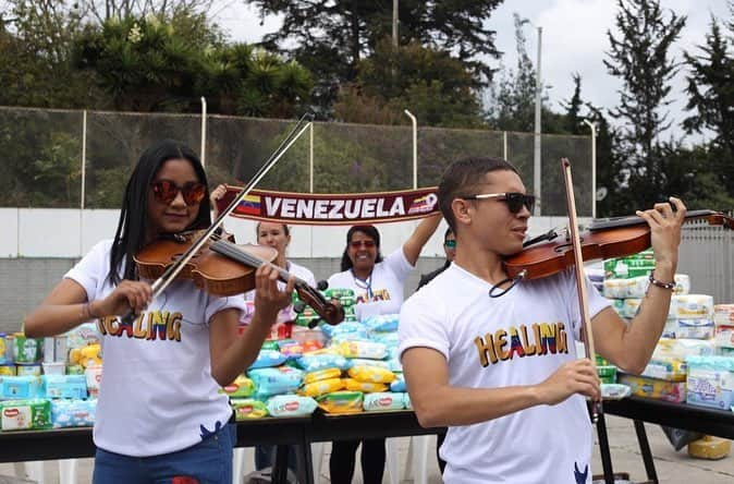 ステファニア・フェルナンデスさんのインスタグラム写真 - (ステファニア・フェルナンデスInstagram)「HEALING / SANANDO A 🇻🇪🇨🇴 💛Gracias infinitas a todos los ángeles que hicieron este evento posible. La primera jornada de recaudación de insumos para nuestros hermanos Venezolanos afectados por el apagón nacional ✨🇻🇪y Colombianos retornados🇨🇴 .  Agradecimientos especiales:  Al Colegio Colombo Hebreo, por poner a nuestras disposición sus instalaciones.  Jhon Salas por su cariño y trabajo impecable. A cada uno de nuestros voluntarios por su corazón de oro. A los medios de comunicación por cubrir el evento. A ustedes que se llegaron al lugar a dar su donación y a compartir un lindo rato con nosotros 🙏💛✨ El compromiso sigue y créenme que es cada día mayor. -Ayudar va más allá de una nacionalidad o una creencia para mi es un acto que como ciudadanos de esta mundo tenemos el deber de hacer- @dayanamendoza  @paulinavegadiep  @colombohebreo  @aidforaids  @fusionmusicofi Créditos fotos: @mertbogota」4月1日 22時12分 - stefaniafernandezk