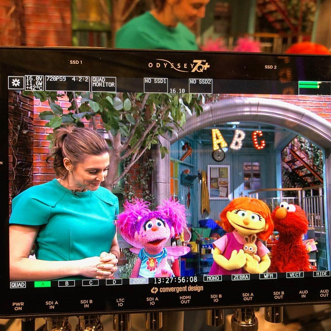 Good Morning Americaさんのインスタグラム写真 - (Good Morning AmericaInstagram)「@paulafaris got a behind the scenes look at the set of @sesamestreet as she met the new Muppet Julia’s family. For more click the link in bio!」4月1日 22時14分 - goodmorningamerica