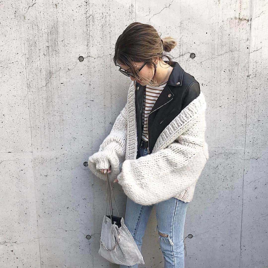 のインスタグラム：「. ねえ寒い、なに😞寒くてなかなかの厚着💭去年の春からずーっと人気のLook me Denim👖 @flugge_official の定番デニムになってくれてうれしい☺️ 昨日は花見の予定が寒いし人多いしで、結局ただの飲み会になったアラサー☺️楽しかった☺️🍶 洗濯物まわしてご飯作って、お腹いっぱいになったから今からもう一仕事しよ👩‍💻 .  #flugge#flugge_official #fluggesnap #ootd#outfit#fashion#instafashion#ig#casual#coordinate#code#me#bigotre#freaksstore#dholic#dholicsnap #今日の服#今日のコーデ#今日のコーディネート#コーディネート#カジュアル#ファッション#カジュアルコーデ」
