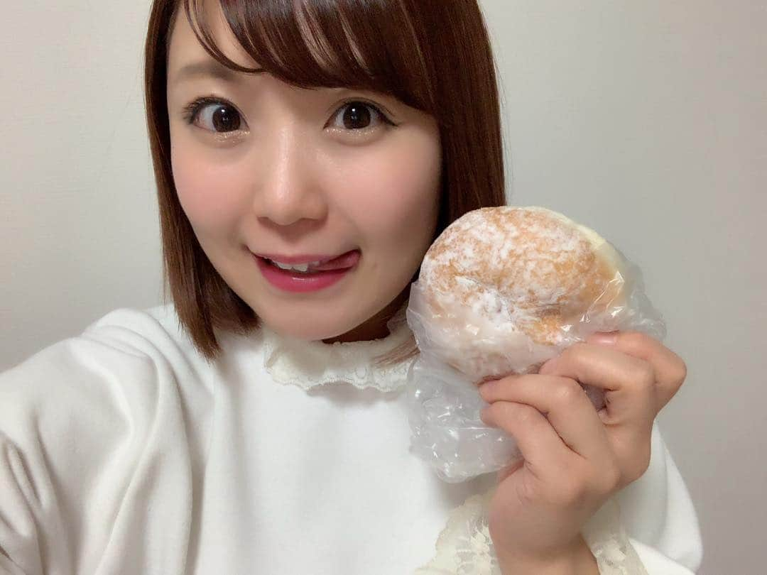 嶋梨夏さんのインスタグラム写真 - (嶋梨夏Instagram)「最近の私の主食。あんドーナツ😋💓それを知ってるお友達が買ってきてくれました💓パン屋さんのあんドーナツ最高やなぁ🥰✨✨✨ #あんドーナツ #餡子 #ドーナツ #donuts #パン #おやつ #sweets #スイーツ女子 #アラサー女子 #ehyphenworldgallery #ショートボブ #photooftheday #JAPAN #japanesebread #japanesesweets #japanesegirl #avex #avexmanagement #instagood #followme #極度の甘党 #ricashima #嶋梨夏」4月1日 22時20分 - shimarica_jp