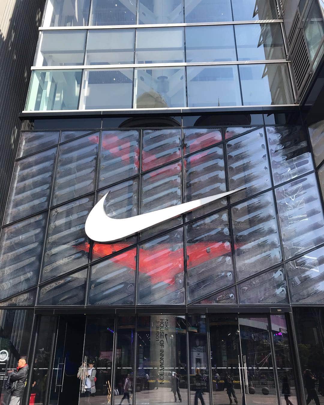 アヤメさんのインスタグラム写真 - (アヤメInstagram)「Nike House of Innovation Shanghai 001 - the new concept store of Nike, incredibly cool and super futuristic... @nike #houseofinnovation ナイキが昨年10月、ニューヨーク000に先駆けてオープンさせたコンセプトストアが超かっこいい🔥中国、未来に生きてるな〜 #nikehouseofinnovationshanghai001 #nikeshanghai #futuristic #LEDディスプレイ #ayameshanghaicrabspotting2019🇨🇳」4月1日 22時20分 - ayame_socks