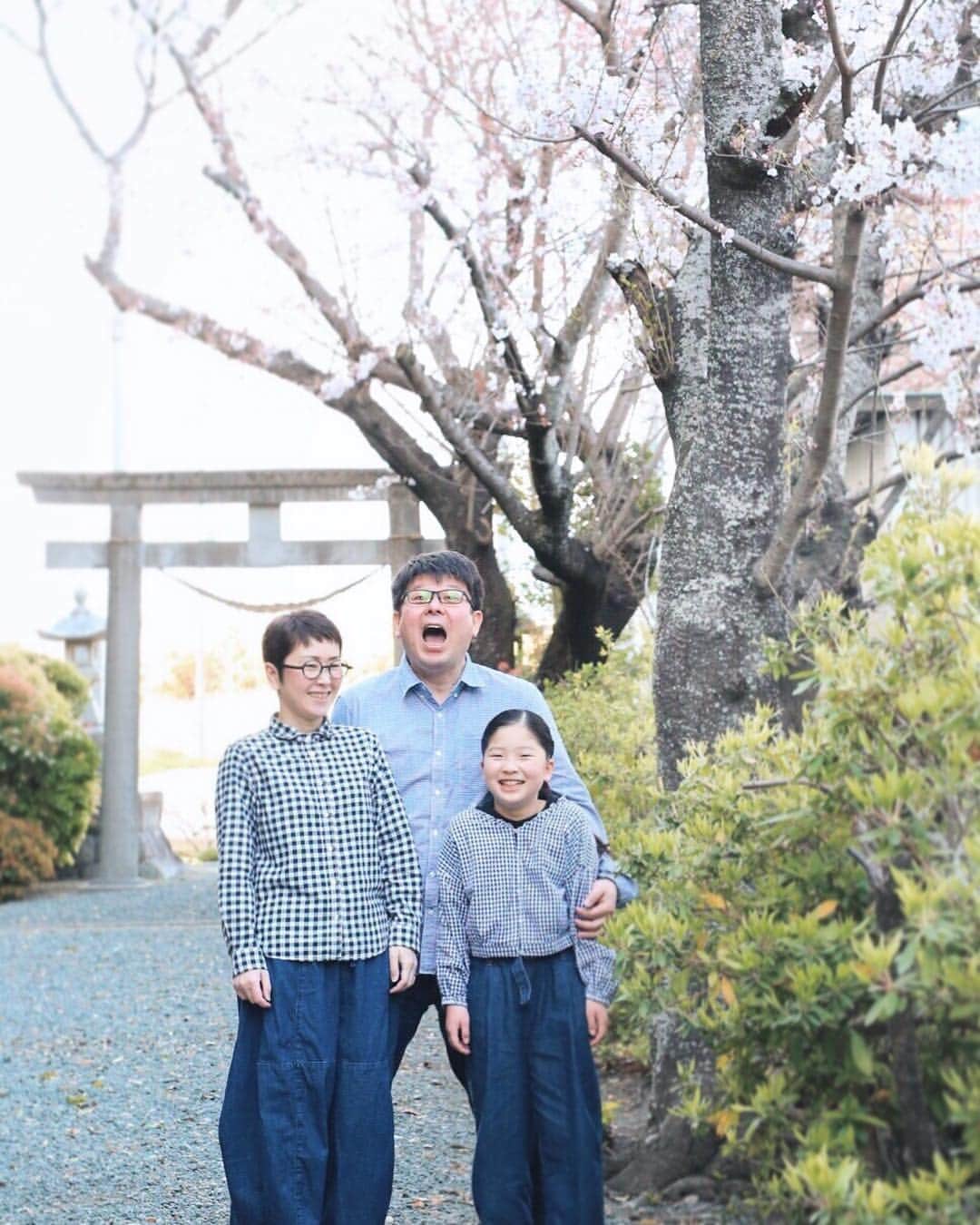 Rihoのインスタグラム：「家族写真  単身赴任2年目の春  去年の場所はまだまだ桜は咲いていなかったので 違う場所で  写真を撮る時 いつも 1番いい顔してくれる クマさんのような主人  笑」