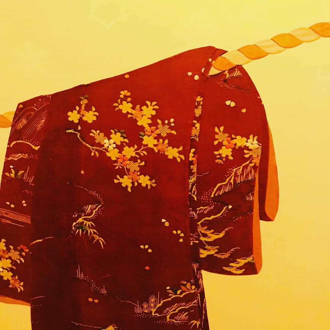緒月遠麻さんのインスタグラム写真 - (緒月遠麻Instagram)「☆ この #屏風 めちゃくちゃ 好み。 本物の着物が貼ってあるぅ😲✨ #粋だね  #干される #着物 #👘」4月1日 22時22分 - toma_ozuki