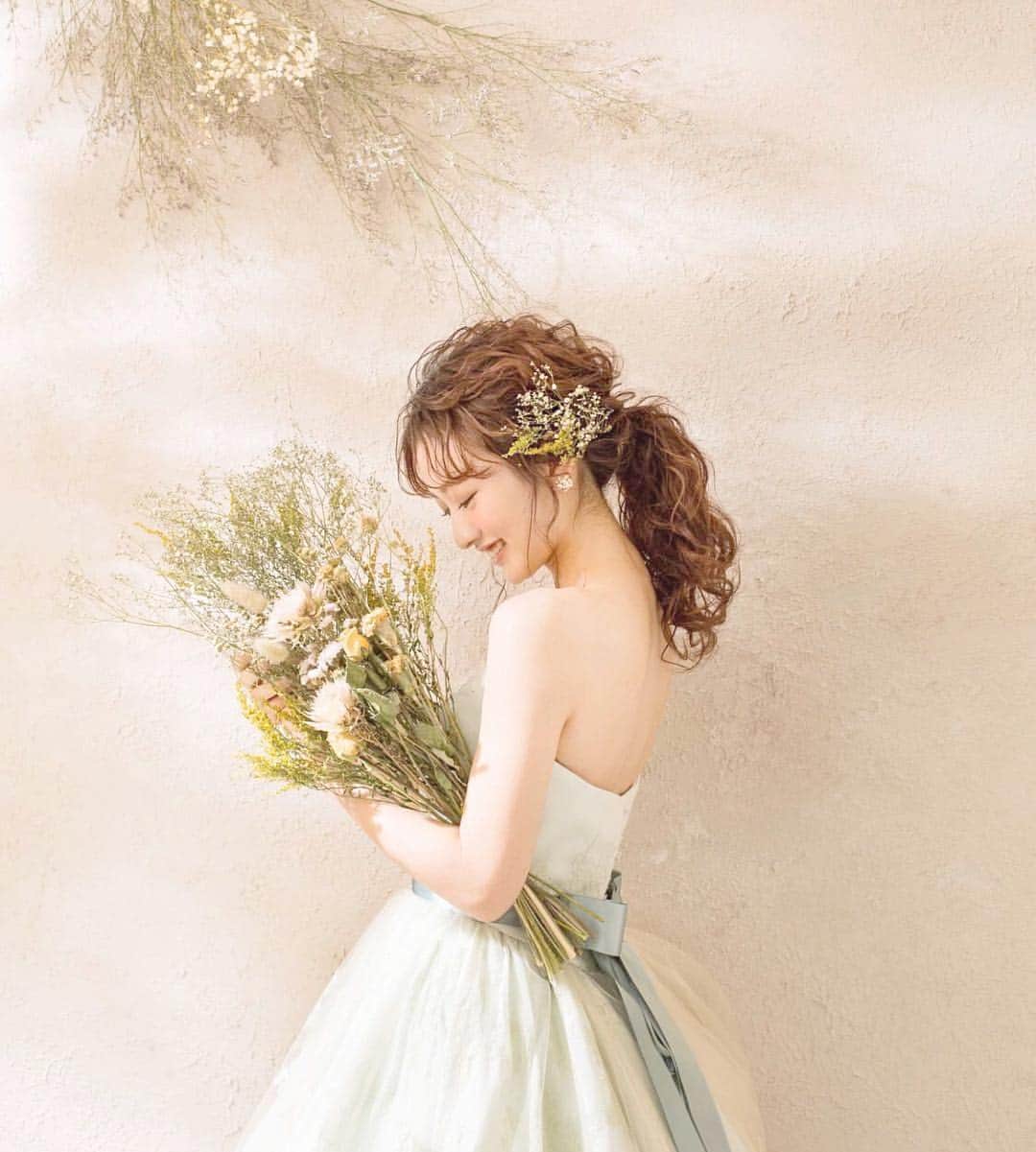プレ花嫁の結婚式準備アプリ♡ -ウェディングニュースさんのインスタグラム写真 - (プレ花嫁の結婚式準備アプリ♡ -ウェディングニュースInstagram)「ナチュラル可愛い♡ドレスコーデ5選👗photo10枚💕 * * * こちらのお写真は #フォトスタジオ  @aim_bridal さんからリグラムさせていただきました🌟ありがとうございました😊✨ * * * aim_bridalさんのナチュラル可愛い🌿💕おしゃれな #ドレス コーデのご紹介です😍 * カバーはピスタチオグリーンの #カラードレス にゆるふわ #ポニーテール 👗💕 * ドレスのナチュラルな雰囲気に合わせたバサッとした #ブーケ と小花の #ヘッドドレス がとっても可愛いですよね☺️💕 * 春にぴったりな色味も魅力的なポイントです💓 * ほかのコーデもどれもとっても素敵なのでぜひスワイプ👉🏻してチェックしてみてくださいね💕 * * * ＼📷投稿お待ちしています／ * 花嫁はもちろん、業者さんも大歓迎✨ アナタのお写真をご紹介してもOKという方は、ぜひ #ウェディングニュース にお写真を投稿してください💕 * * ⬇︎関連アカウント⬇︎ * 💒式場検索 【 @weddingnews_concierge 】 👰マイレポ花嫁 【 @weddingnews_brides 】 * * その他、編集部からの連絡専用 @weddingnews_contact や、スタッフ個人の連絡用として @WN_xxxx（xxxは個人名）があります💕 * ………………………………………… ❤️WeddingNewsとは？ * * 花嫁のリアルな”声”から生まれた 花嫁支持率No1✨スマホアプリです📱💕 * * 🌸知りたい… #結婚式準備 に役立つ記事を毎日150件配信中♩ * 🌸見たい… インスタの #ウェディング 系投稿TOP100が毎日チェックできる＊IG画像の複数ワード検索も可♩ * 🌸叶えたい… #結婚式 関連の予約サイトが大集合♩ * 🌸伝えたい… 自分の結婚式レポ『マイレポ』が簡単に作れる♩先輩花嫁のレポが読める♩ * * @weddingnews_editor のURLからDLしてね✨ * * * #プレ花嫁 #結婚  #花嫁  #ウエディング #披露宴 #お色直し #ナチュラル  #ウェディングドレス #ナチュラルウェディング #ドレス迷子 #ドレス選び #ドレス試着 #2019秋婚  #婚約 #入籍 #2020春婚 #2019冬婚」4月1日 22時23分 - weddingnews_editor