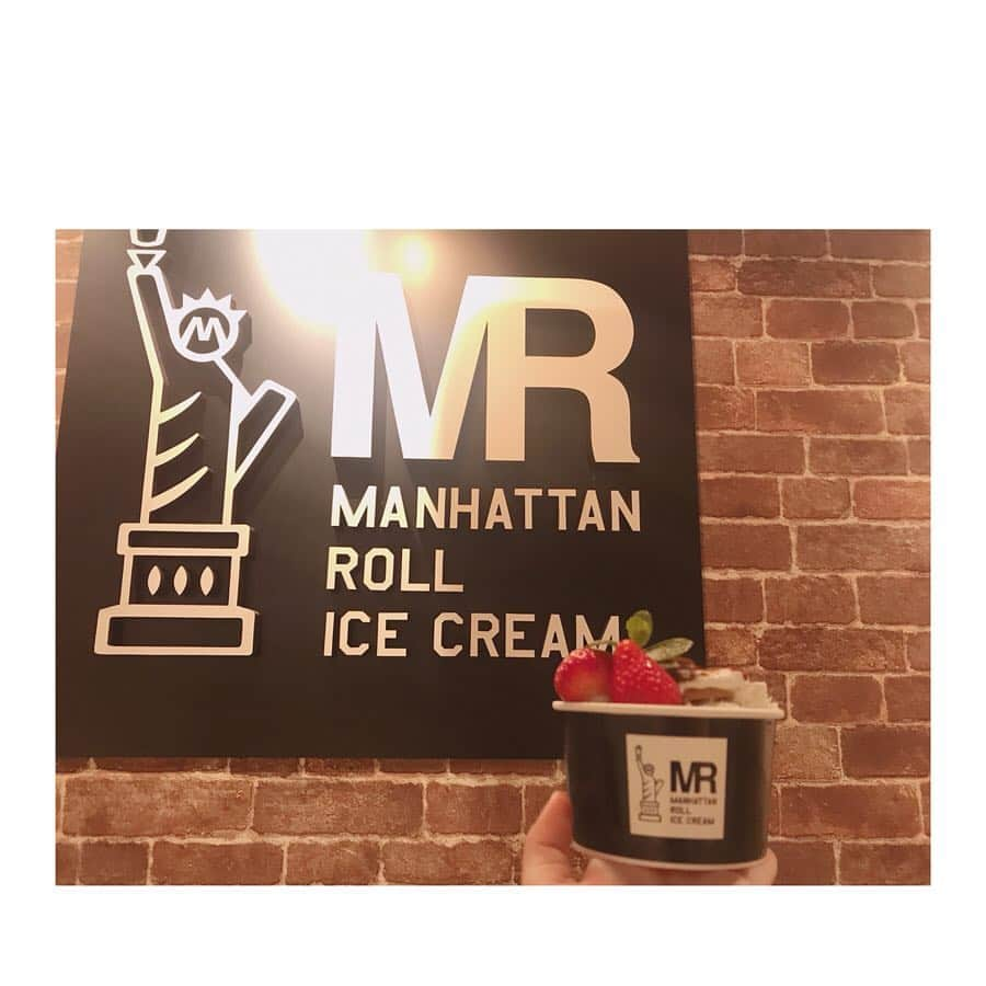 馬場彩華さんのインスタグラム写真 - (馬場彩華Instagram)「🍨🤤 . お花見のあとはロールアイス🍨 . さやかとまりあちゃんがティラミスでしものさんがピスタチオ✌️ . 美味しかった🤤 . . 2枚目は動画だよん😆 ロールアイスの作ってるとこを直接見たかったから感激🐼🐼 . 動画は1.5倍速になってます🤭 . #マンハッタンロールアイスクリーム #ロールアイス #大名カフェ」4月1日 22時23分 - s2yklo