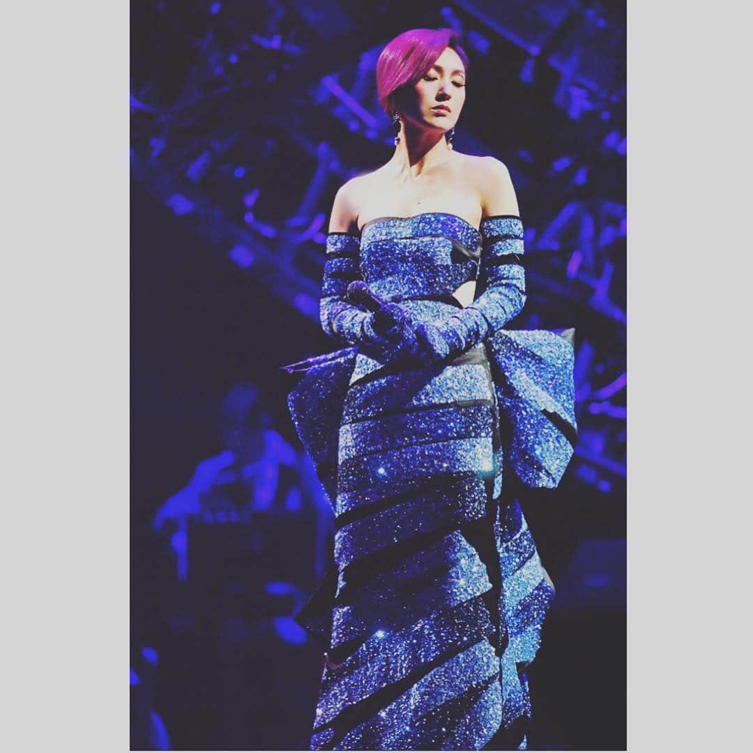 Moschinoさんのインスタグラム写真 - (MoschinoInstagram)「#Repost @yeungchinwah ・・・ Special Thank you for this beautiful dress @moschino #moschino @itsjeremyscott @bluebellhk #miriamyeung」4月1日 22時25分 - moschino