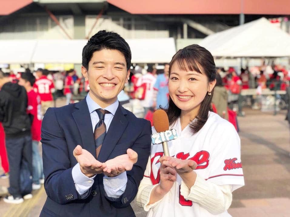 西口真央のインスタグラム：「プロ野球ついに開幕しましたね⚾️✨ . 大学時代からの友人、日本テレビの篠原光君と開幕戦で会うことができました！ 同じアナウンススクールで、一緒に勉強したり 家も近所でファミリーレストランで練習したこともあったかな😂 . 私は広島ローカルのZIPお天気を担当しているので、こうして仕事の現場で会うことができて嬉しいです！ . 📣今日から社会人2年目！ 広島のZIPは今週から、お天気に加えて リーグ4連覇そして日本一を目指すカープの情報もお伝えします！ . 明日に備えて寝ます🙆‍♀️ #ZIPポーズ #ZIP ※1枚目の写真許可もらってます 笑っても目を瞑っても変わらないですね」