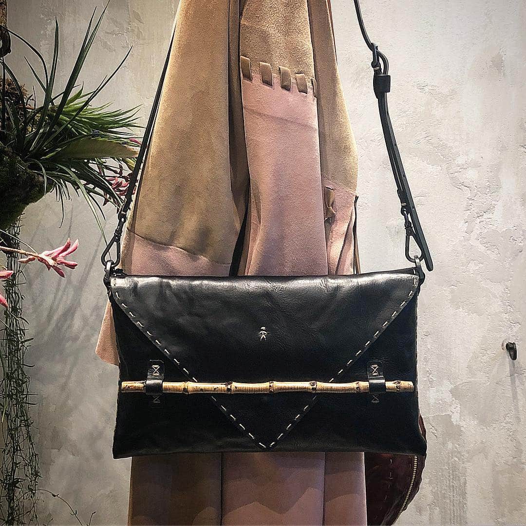 エンリーベグリンのインスタグラム：「Soon Shade Bambù bag  #henrybeguelin#vegtannedleather#handmade#bag#shade#bambu#crespo#leather#black#color」