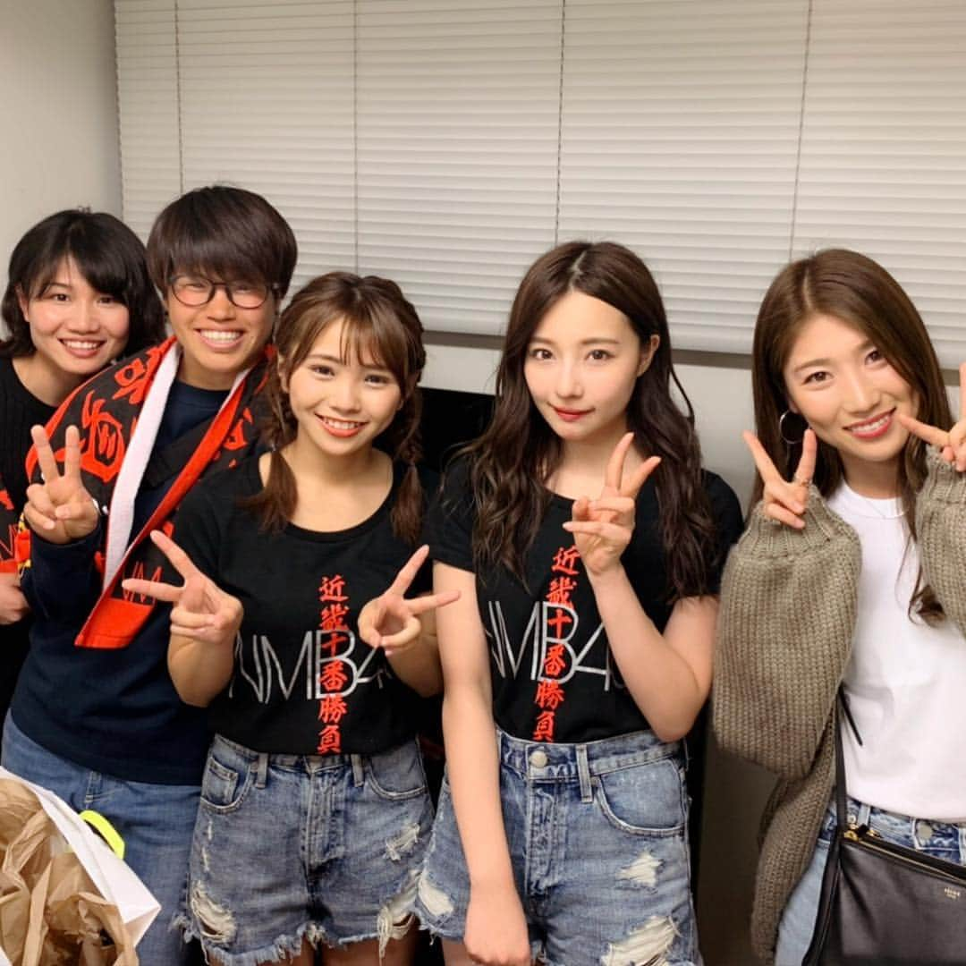 仲田歩夢さんのインスタグラム写真 - (仲田歩夢Instagram)「. . NMB48 teamN のライブに行ってきました💗 磯ちゃんいつもありがとう☺️💗 . そしてさえ様、、🤤 確実に私の方が年寄りだけど、喜んでさえ様呼びする！ 奇跡的なかわいさでしたっ🤤🤤🤤💖 . もちろんだけど！！！ 磯ちゃんもかわいかったよ〜🤗💖 .  #目の前に磯ちゃんきたから3人でアピール  #爆レス貰う予定が気付いてもらえない時の切なさ  #磯ちゃんらしくて笑いましたっ  #そのときの距離およそ50センチ  #さえ様ゆーり様アカリン様でしたね  #みんなかわいかったぁぁぁ  #アイドル好きの血が騒いでおります  #いつもよりハート多めの女子投稿でお送りしました  #てへ (失笑)」4月1日 22時29分 - ayu_nakada_13