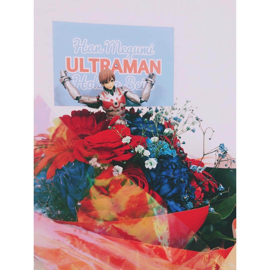 潘めぐみさんのインスタグラム写真 - (潘めぐみInstagram)「楽 屋 花 . 赤、青、白、美しいウルトラカラーの花。 . その中に、北斗。 . 愛情たっぷり…。 . 嬉しい。 . うれしいよ。 . ありがとうございます。 . ありがとうございます。 . #ULTRAMAN #北斗星司 #ACE #ウルトラマン #ウルトラマンA #いつもありがとう . #チームULTRAMAN #最高 . #朝4時の顔 #🤣」4月1日 22時31分 - han_meg_han