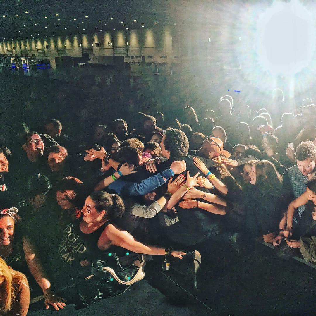 マイケル・トレイナーさんのインスタグラム写真 - (マイケル・トレイナーInstagram)「The #GroupHug continues, #WSCLondon!! #AfterParty! ✨💀✨ Thank you to all the Fans/Friends/Volunteers for being wildly epic and welcoming! Until the next celebration! @walkrstalkrcon @thewalkingdead @skyboundent @rossmarquand @iamnickfloyd @amctalkingdead @amcthewalkingdead」4月1日 22時36分 - traynorland