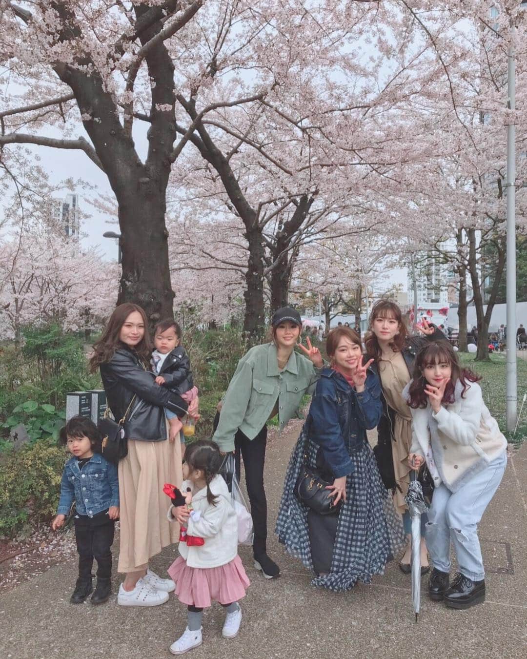 瀬賀しお（せがしぃ）さんのインスタグラム写真 - (瀬賀しお（せがしぃ）Instagram)「今日は東京ミッドタウンでお花見😚🌸桜満開〜！！！﻿ おにぎりやらお菓子やら色々買って、﻿ 桜の下でわいわい楽しかったな❤️﻿ ﻿ ただ、、風がすごい🤭最終的に雨もパラパラ降り始めて急いで避難しました💨（笑）﻿ 桜が竜巻みたいに舞い上がってて子供たちは大はしゃぎ😳元気やなぁ✨﻿ ポカポカ陽気ではなかったけど﻿ 満開の桜で春を感じれて幸せな4月の始まり☺️🌈﻿ ﻿ エイプリルフールは皆さん何か嘘つきましたか？🤭﻿ ﻿ ﻿ 向かってる時に新元号が「令和」と知り、﻿ きょこたんのお腹のbabyちゃんは令和元年生まれになるのかとなんだか不思議な気持ちになりました💐﻿ ﻿ 令和が幸せな時代になりますように。平成の残り1ヶ月はやりきりたいなと思います✨﻿ ﻿ #お花見 #ミッドタウン #東京ミッドタウン #ミッドタウン六本木 #桜 #新元号 #令和」4月1日 22時34分 - segashiori