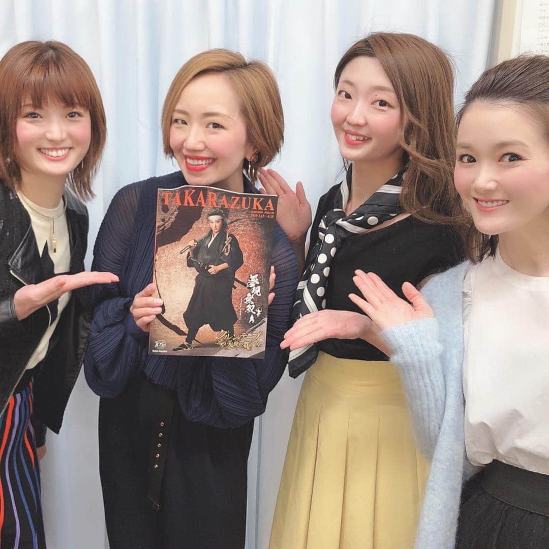 貴千碧のインスタグラム：「観て参りました✨✨ #月組#夢現無双#宮本武蔵#クルンテープ  天使の都 私の#パワースポット ✨✨#月組#貴千碧  #麗百愛 ちゃん と#観劇 そして#妃乃あんじ さんと退団同期の#煌海ルイセ ちゃん とも一緒になり凄くテンション上がりました😍やはり縁のある方はずっと縁がある。それをあらためて感じました☺️✨ 私はこの3／26で退団して2年が経ちました。 2年という時を経ても当時と変わらない沢山の笑顔と温かさがここにはあって、本当に元気をもらえます。今日も舞台上や楽屋で、みんなから山盛りパワーを頂き、笑いジワをしっかり作って、またまた何人かとお茶とご飯の約束を結んできました☺️ ショーのひと場面。たまとるりピーがデュエットされる場面。私この場面がとても印象に残りました。2人で客席に背を向けていくところがあって、私はそのお二人の背中を見て、全然違うのにグランドホテルのガイゲルン男爵とオットーさんを思い出したり…あの時こうだったな、みんなでこんなことして笑ったなとか、いろんな光景が浮かんできました。宝塚はどんな些細なことでも「幸せ」を感じれる場所だと思います。それは退団した今も全く変わらず。 パワースポットとは場所ではなく「人」なんだなと。今日やはり再認識した貴千でありました。  #珠城りょう ちゃん 率いる月組。芝居とショーから伝わってくる空気感。私も素晴らしい所にいさせてもらったんだなとあらためて実感しました。#美弥るりか さん#響れおな さん#玲実くれあ さん#音風せいや ちゃん 長い間本当に本当にお疲れ様でした😌そして、本当にありがとうございました‼️✨ るりピーの舞台姿から放たれる「美しさ」。アスリート選手にしろ、タカラジェンヌにしろ、限界を超えた域まで達した方々の姿、空気感は本当に「美しい」んだなと思いました。  今日の月組観劇、一言で言うと 「最高」でした✨✨ みんなー‼️ほんまにありがとう❤️❤️ 後娘役の上級生の方々がみなさん綺麗で仕上がっていて素敵だったなぁ😍」