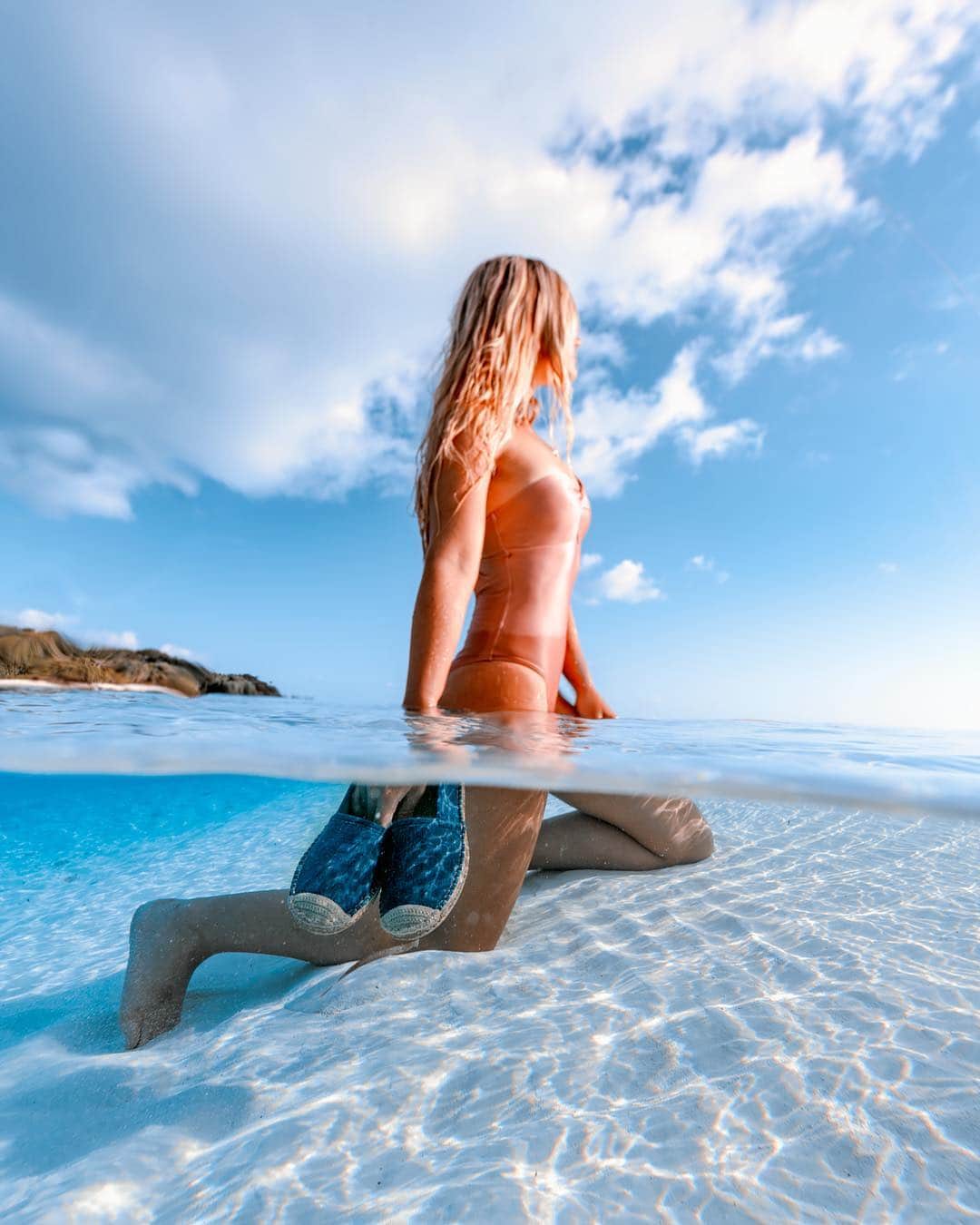 サシャ・カリスのインスタグラム：「Good morning 🌞🌴 Comment below some ideas for April fools day pranks! 🥳 Best ones go on my story ⬇️ Water shoes by @seastarbeachwear 💦 . . .  #bahamas #travel #travelphotography #travelblogger #vacation #beautifulplaces #seastarbeachwear」