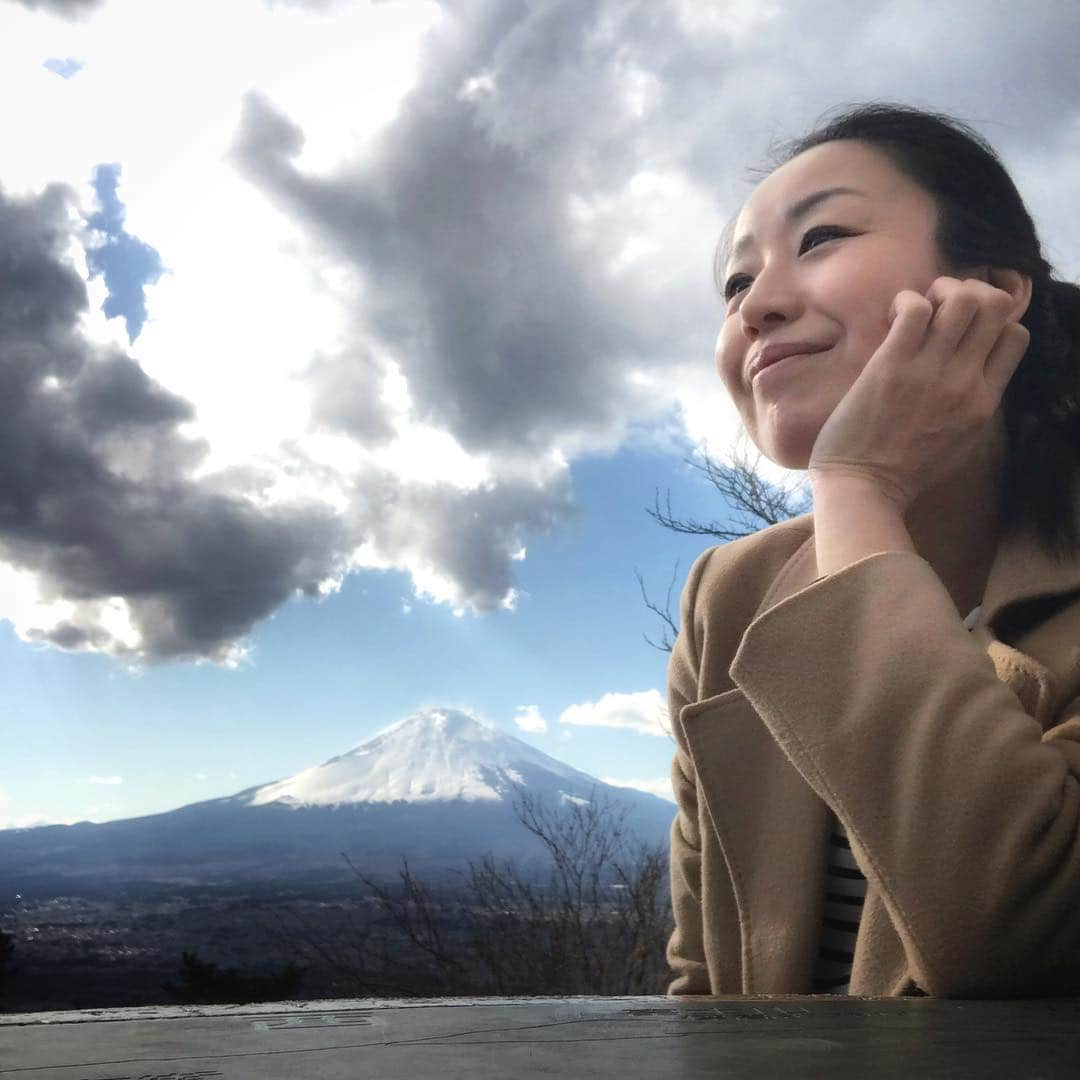 高野あゆ美さんのインスタグラム写真 - (高野あゆ美Instagram)「令和。 良い時代になるように、皆で頑張っていきましょう🗻 綺麗な富士山が見れました。シアワセ。 Japonya’da yeni bir era başlayacak Reiwa dönemi.. yaklaşık 1200 yıl önce derlendiği Japonya’nın çeşitli yerlerden, statüden insanların okudukları Waka(şiir) derleme kitabı ‘Manyoushu’dan ‘Erik çiçeği 32 şiirleri’ nin ön yazısından alınmış.  Yeni dönemde güzel kokulu çiçekler açılsın, huzur ve barış içinde hep beraber.. 🌸」4月1日 22時39分 - ayumi.takano