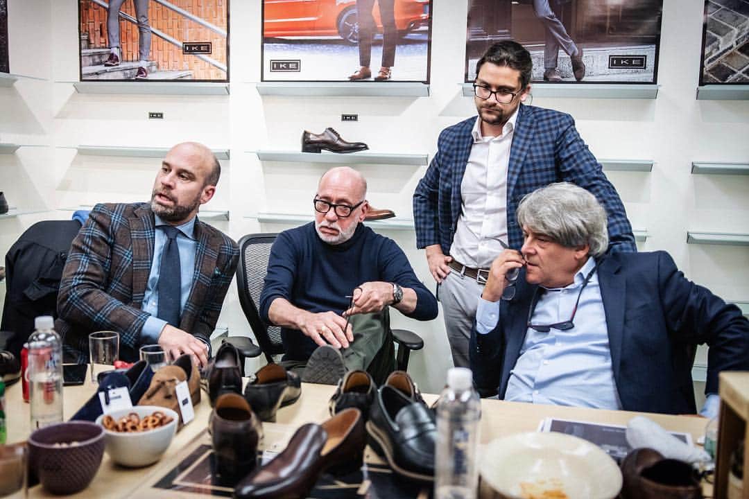 のインスタグラム：「Brainstorming ideas with our owners and creative heads... . . #AlanBehar #JoshBehar #JohnFowler @1bigidea.nyc . . 📸 by @cerdafye . . #Creativity #Shoes #Branding #IkeBehar #Menswear #MensFashion #MensShoes #DressShoes #Fashion」