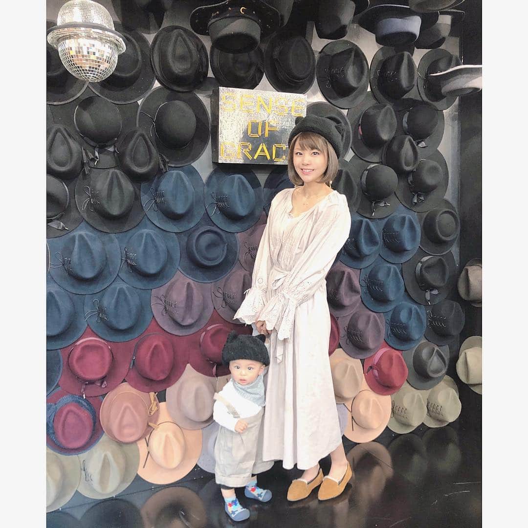 のインスタグラム：「👒💕 ・ 大好きな #帽子 に囲まれてしあわせ😍❤️ こんな家に住みたい！！！✨笑 ・ 今日は #senseofgrace @senseofgracetokyo 2019AWの #展示会 へ行ってきました‼️ ・ ほんと可愛いデザイン多いし #リンクコーデ  できる帽子もたくさん😍✨ 気付いたらお揃いばかり被ってた🙌💗笑 ・ 1・3枚目の耳付きベレー帽は 耳を折って被ったりもできて 普段使いにもオススメだよ😍❤️ ・ #SOG2019SS #exhibition  #chao_app #親子コーデ #はち成長記録」