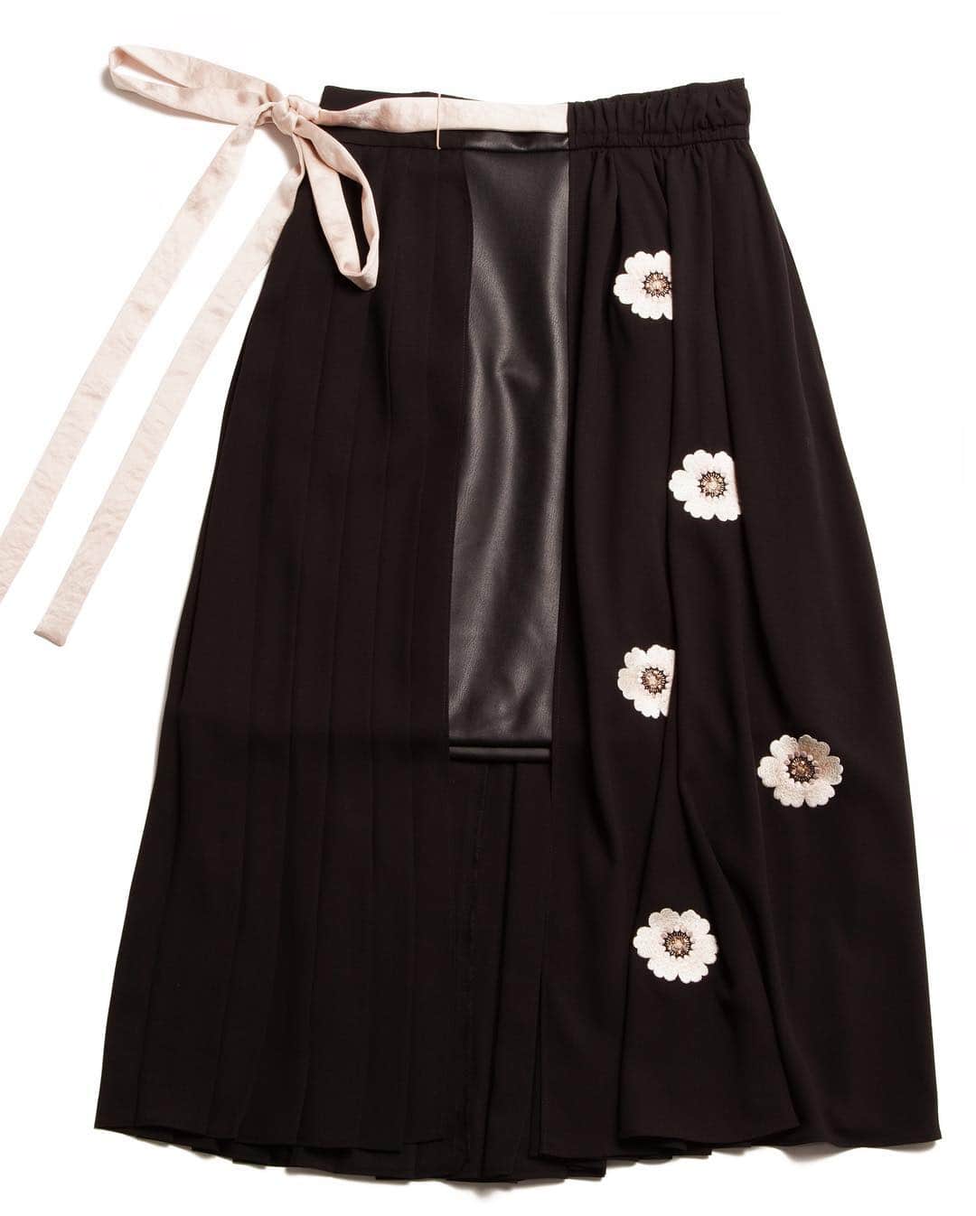 金光みり愛さんのインスタグラム写真 - (金光みり愛Instagram)「スワイプ▶︎▶︎ 全身 @gyf_tokyo ❤︎ レースキャミとセットのシャツを単体で着た🦋 スカートの刺繍はビーズも付いてる凝ったデコレーション🌸 これからの季節たくさん着る💋 #gyf_tokyo#ギャフトーキョー#ootd#コーデ#milliahsootd」4月1日 22時42分 - milliah_kanemitsu