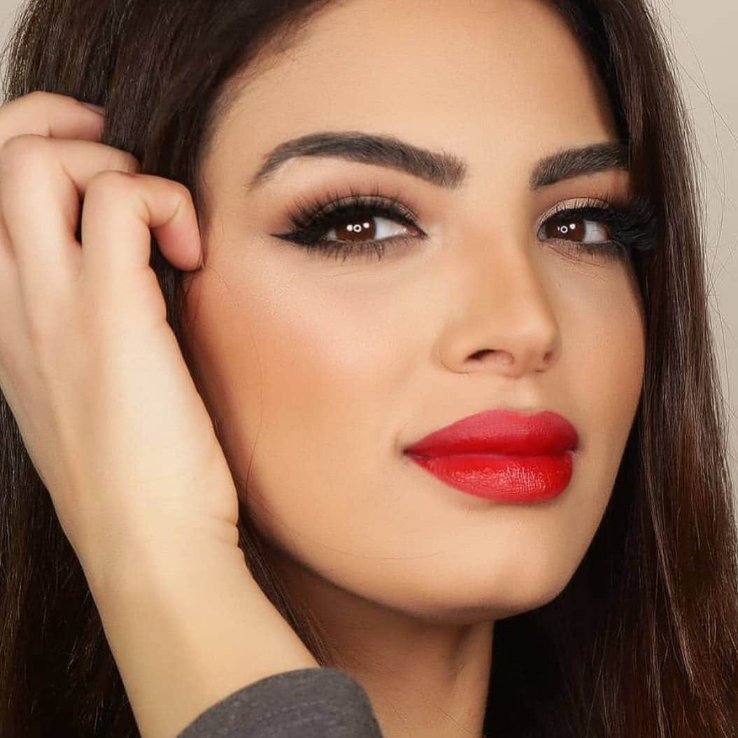 Maybelline New Yorkさんのインスタグラム写真 - (Maybelline New YorkInstagram)「@hodaglam 🇱🇧 stuns in the NEW #madeforall lipstick shade ‘ruby for me’. Drop a 💋 below if you’re rockin’ a classic red lip today! #mnyitlook」4月1日 22時43分 - maybelline