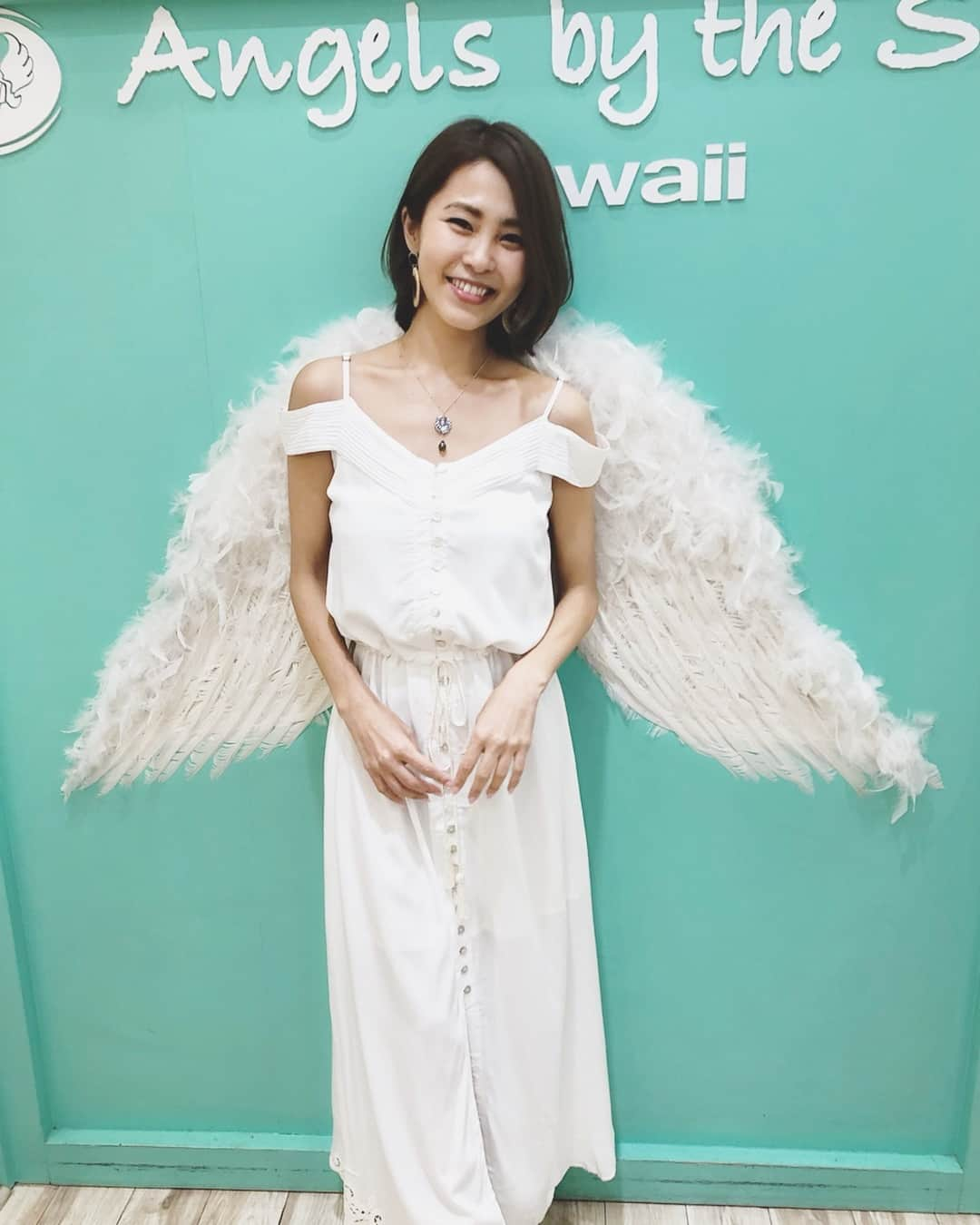 坂元美香さんのインスタグラム写真 - (坂元美香Instagram)「今年もエンジェルの羽の前で🧚🏻‍♀️ Angels By The Sea Hawaii は可愛いワンピースがが多すぎて選ぶのが本当大変なの✨😂ワンピース好きとしては毎年来る度に興奮してしまう。今回はめちゃくちゃタイプのピアスにも出会えてすごく嬉しい💓本当大好きー🥰 . #angelsbytheseahawaii #angelsbythe sea #エンジェルズバイザシーハワイ #ビーチドレス #hawaii #ハワイ」4月1日 22時43分 - mika_saka