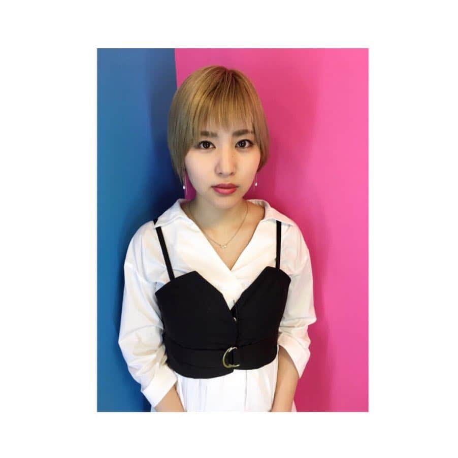 飯田來麗のインスタグラム：「・ 劇メシの役為に 生まれて初めて髪染めました！金髪✨ お楽しみに💓 #劇メシ  #キツネたちが円舞る夜」