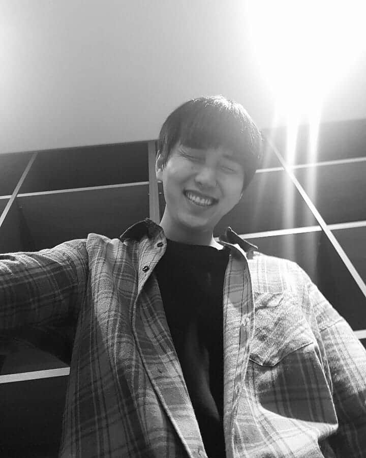 サンドゥルのインスタグラム：「멍멍 멍멍? 멍멍멍?😁 #형아 #웃어 #왜웃어」