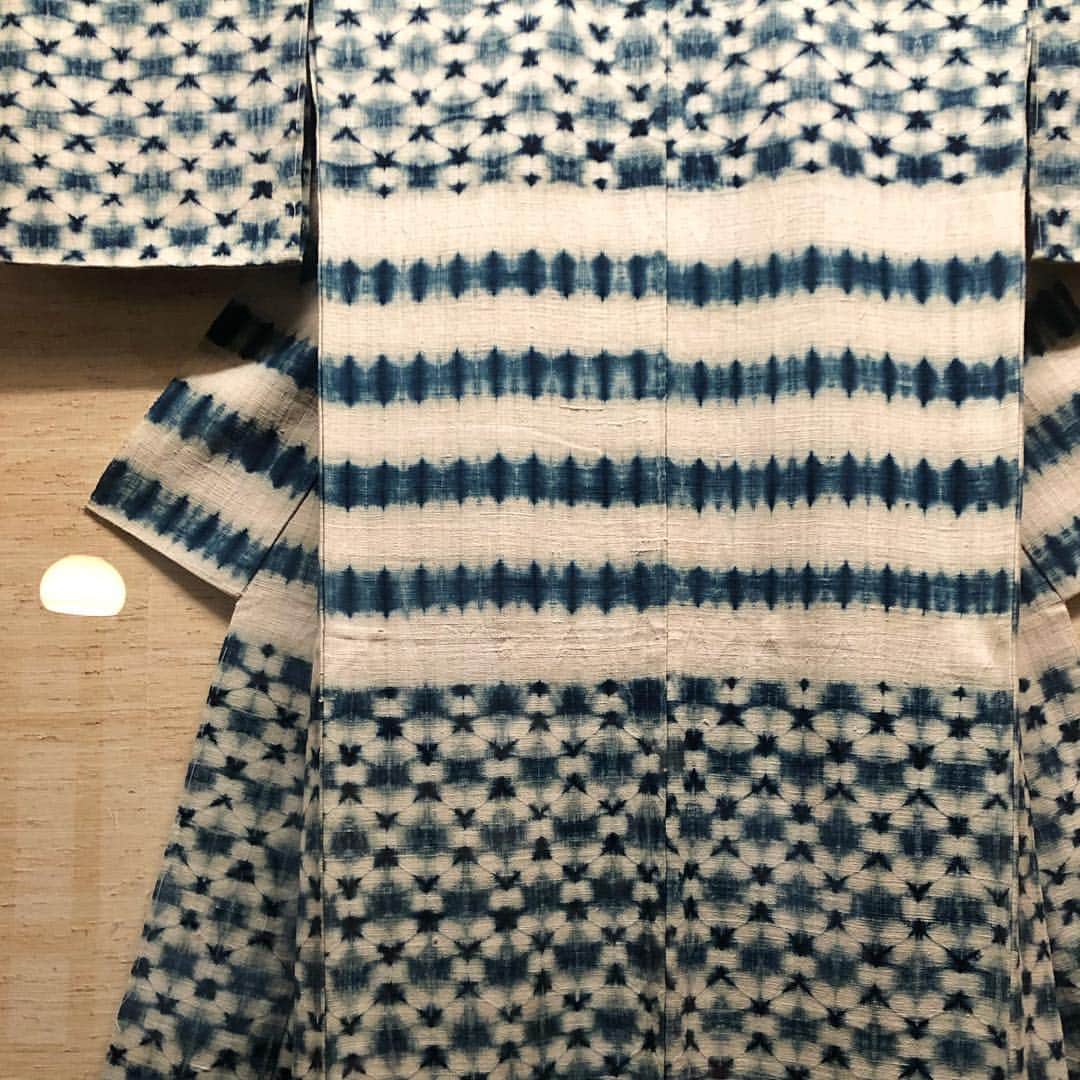 服部円さんのインスタグラム写真 - (服部円Instagram)「東京で一番好きな美術館こと日本民藝館  @nihon_mingeikan で、明日からはじまる「藍染の絞り　片野元彦の仕事」展の内覧会へ。 . 天然藍による絞り染で著名な作家だけど、センターに置かれた紅染が春らしくて可愛かった🌸 伝統的な絞り模様に国内外のさまざまな絞りの技法を組み合わせていて、すごくモダンで着てみたくなる柄がたくさん🙌🏻 . 常設にはバーナード・リーチのうつわや江戸時代の貝合わせ、三春の張り子人形なども🎎 #片野元彦 #藍染 #日本民藝館」4月1日 22時47分 - madokahattori
