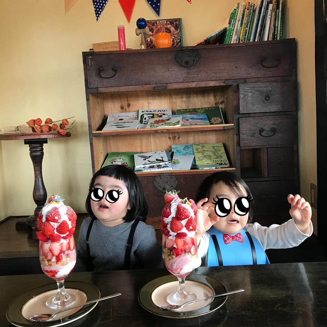 堀江直美さんのインスタグラム写真 - (堀江直美Instagram)「先日みゆき親子と恒例のいちご狩りへ🍓 * その前に敷地内にあるcafeでLunch🍽 * いちご狩る前にこんなに食べてしまった🐖 * #平田観光農園#いちご#いちご狩り#noqoo#子育て#ママライフ#春休み#日々の暮らし#mamalife#いちごパフェ#いちごスイーツ#hiroshimacafe#広島カフェ#딸기#카페#毎度スタンプの下は変顔すごい👦🏻」4月1日 22時48分 - naomiiiiiiiiiiii