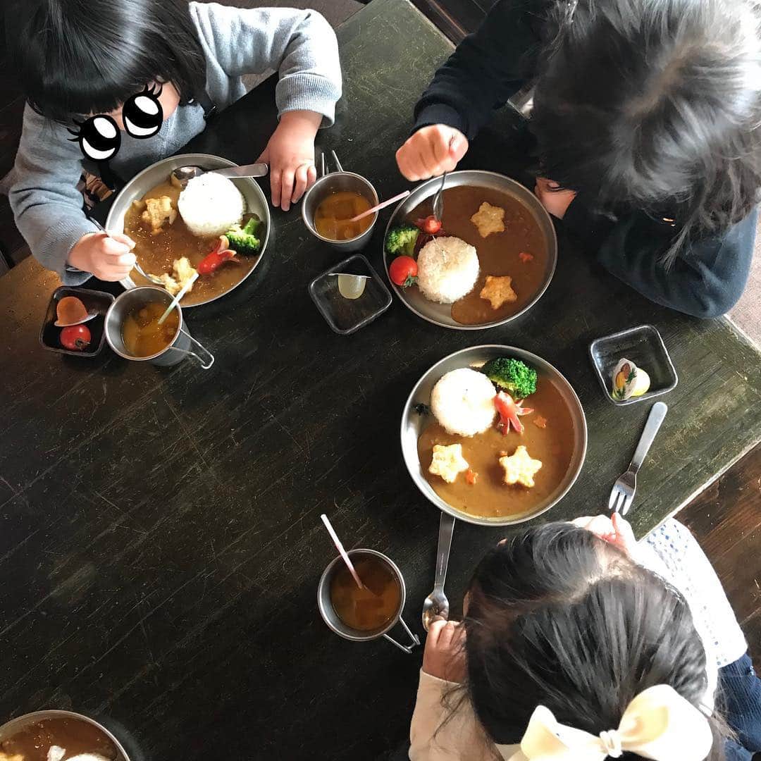 堀江直美さんのインスタグラム写真 - (堀江直美Instagram)「先日みゆき親子と恒例のいちご狩りへ🍓 * その前に敷地内にあるcafeでLunch🍽 * いちご狩る前にこんなに食べてしまった🐖 * #平田観光農園#いちご#いちご狩り#noqoo#子育て#ママライフ#春休み#日々の暮らし#mamalife#いちごパフェ#いちごスイーツ#hiroshimacafe#広島カフェ#딸기#카페#毎度スタンプの下は変顔すごい👦🏻」4月1日 22時48分 - naomiiiiiiiiiiii