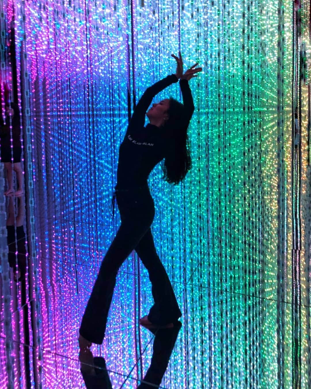 Lily Saito (齊藤莉理)さんのインスタグラム写真 - (Lily Saito (齊藤莉理)Instagram)「Teamlab Borderless surpassed my expectations! Tokyo, you have outdone yourself. 🙌🏼 |📸 @mizukss | #TeamLabBorderless #Tokyo #Ballet #Dance #silhouette #Japan」4月1日 22時50分 - lilysaito_