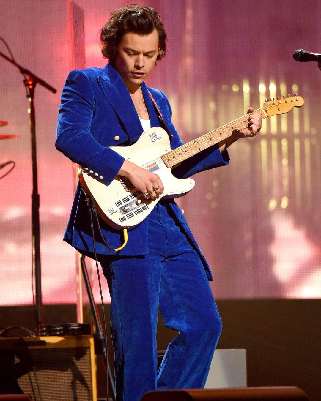 ELLE Magazineさんのインスタグラム写真 - (ELLE MagazineInstagram)「Happy Monday to #HarryStyles in his blue suit and no one else.」4月1日 22時51分 - elleusa