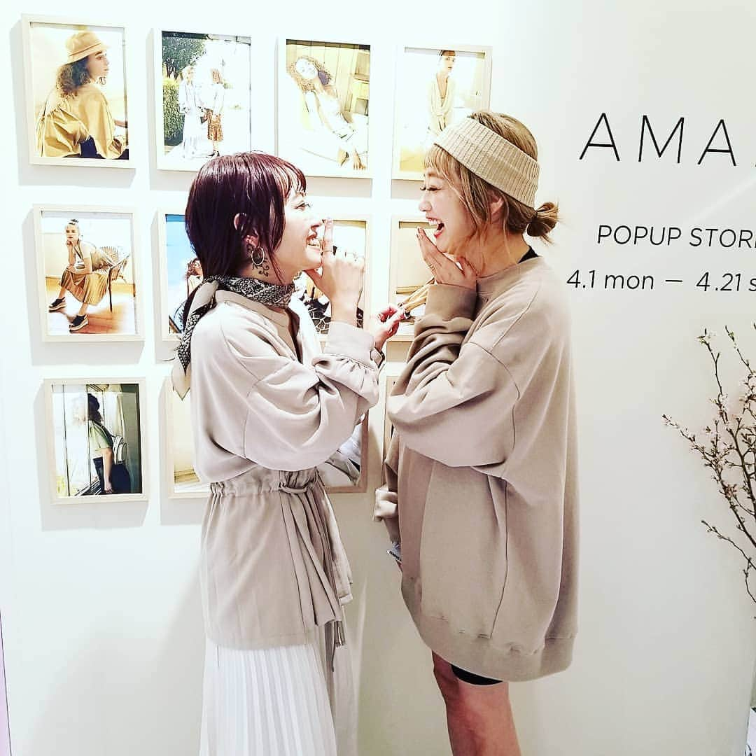 Ginaさんのインスタグラム写真 - (GinaInstagram)「#AMAIL (アマイル) のPOPUP STOREが新宿ルミネ2でオープンしてるとのことで、仕事帰りに寄ってみました～🚶‍♀️💨 2F入口すぐにGinaでもお馴染みの三方さん&猪島さんコンビ、いたいた💛 (写真5枚目)秋冬に人気だったウエストポーチが、レザーからキャンバス素材になって再登場してました♡♡ 普段webでしか買えないから、実際見て触って、試着できるのってやっぱうれしいよね！ お店は21日(日)まで👋 明日ももしかしたら二人もいるかもって👚👡 #Gina #Ginamagazine #Gina展示会レポ #AMAIL」4月1日 23時01分 - gina_mag