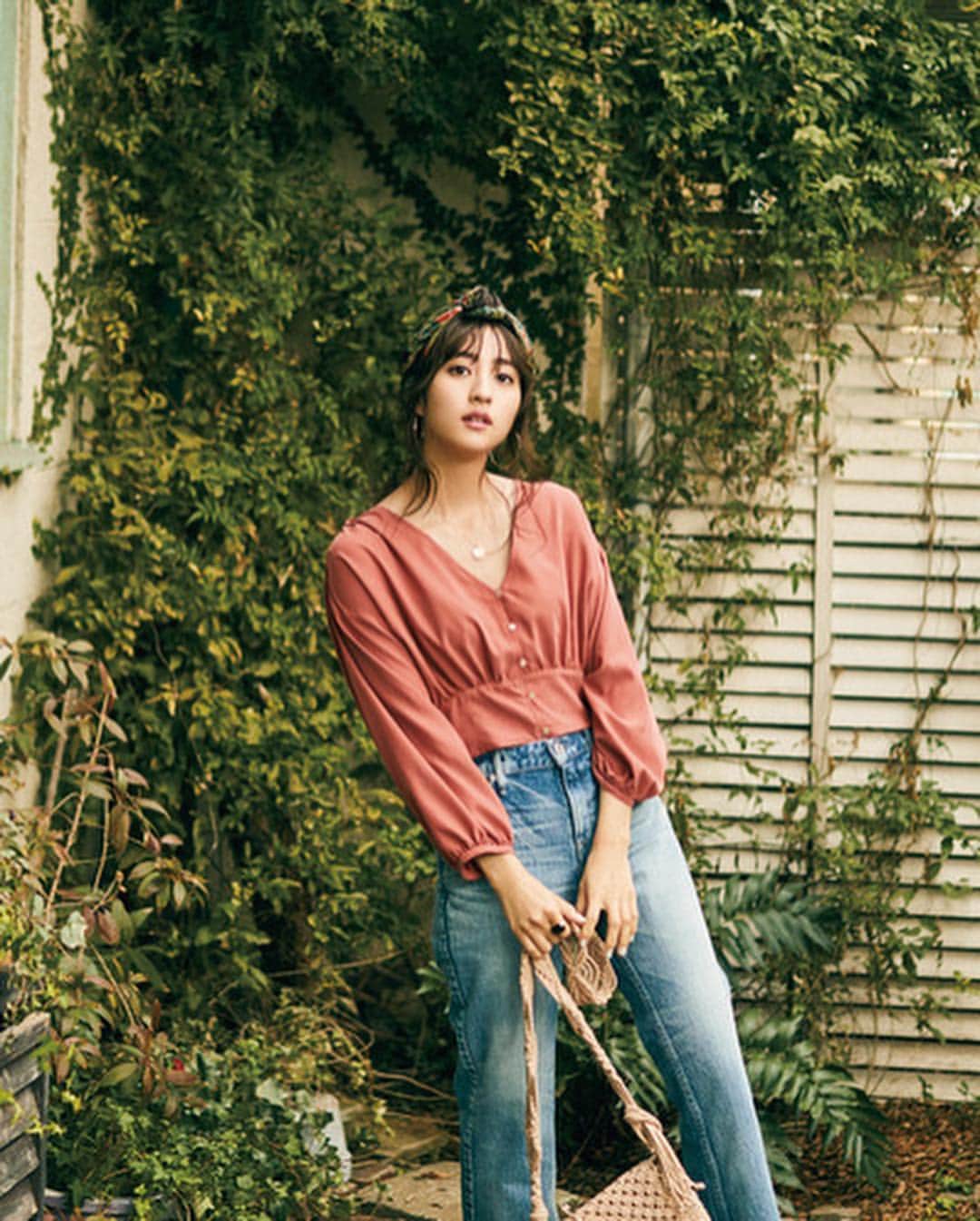 CanCamさんのインスタグラム写真 - (CanCamInstagram)「発売中の5月号は、この春ヘビロテになりそうなコーデを、みんなが着たい順に1位から10位までランキング形式でお届け中！ ここでは、3位から1位までをカウントダウンします。 今回ご紹介する第1位は…「フレンチシックブラウス×デニム」。簡単だけどおしゃれで可愛い組み合わせは、やっぱり支持率が高い💙 コーデと共に、デニムの名品も深掘りしたりしてるのでそちらもチェック！ それにしても最近寒いですね…早く暖かくなって、春服をたっぷり楽しみたいものです👖 #フレンチシック #デニムコーデ  #中条あやみ #堀田茜」4月1日 22時56分 - cancam_official