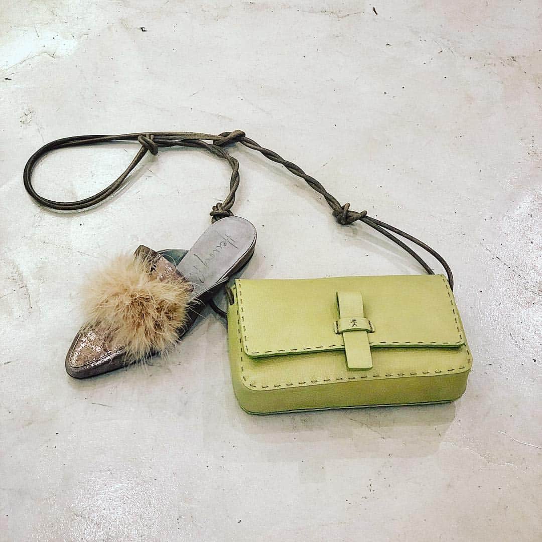 エンリーベグリンのインスタグラム：「We love Spring colors...Nude e Lime.  #henrybeguelin#handmade#vegtannedleather#bag#shoes#lime#nude#color#feather#mules#」