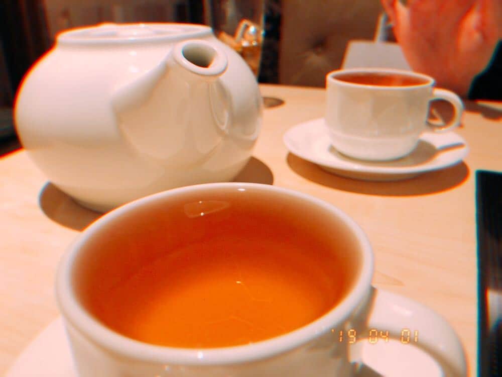 伊藤沙莉さんのインスタグラム写真 - (伊藤沙莉Instagram)「お茶をいれてくれるのはいいけど こんなにまでも並々入れちゃう お茶目なかわいこちゃんとは 年単位ぶりで会いました。  久々すぎて 喋り倒してたら またまた写メ撮るの 忘れっちまった👶🏻 だいすき いつもまっすぐで だいすき  #佐久間由衣 #時子と米子の密会」4月1日 22時57分 - itosairi