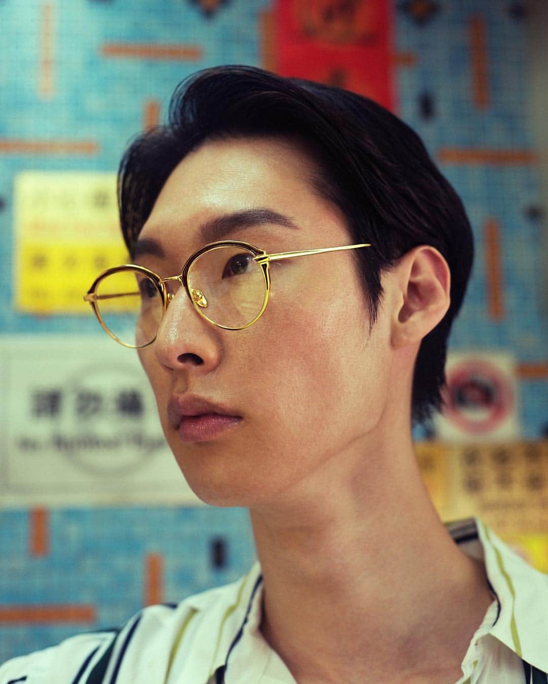 のインスタグラム：「Linda Farrow oval optical glasses bring together 18-22 gold-plated titanium with tobacco brown ‘stained glass’ details . . . #DearKowloon #LFSS19 #lindafarrow #fashionaccessories #eyewear  Photography: @spitgan_magazine」