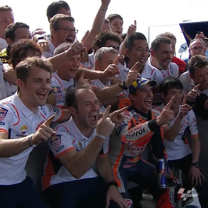レプソル・ホンダのインスタグラム：「#MondayMotivation 🏆🇦🇷 ⠀⠀⠀⠀⠀⠀⠀⠀⠀ #ArgentinaGP #25RepsolHonda #Repsol #MotoGP #Honda #Racing #RepsolHonda #HRC #RC213V #MM93 #MarcMarquez #MM93🐜 #ThePowerOfDreams #Motorcycle #Argentina #Victory #Win #Leader」