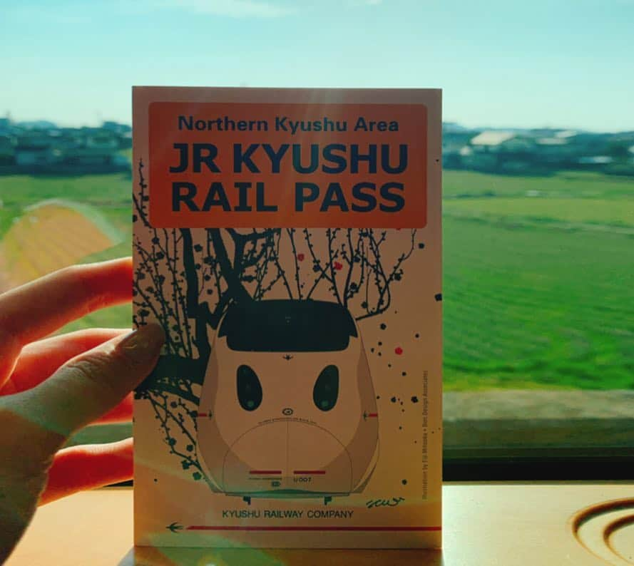 Giann Chanさんのインスタグラム写真 - (Giann ChanInstagram)「收到Story 關於JR九州RailPass 和由布院之森問題  我在這再簡單說一說吧 JR九州Rail Pass 是可以乘坐JR九州新幹線，特快列車和普通列車 所以也包括我這兩天坐的觀光列車  座位都可以在網上先預約的 《JR九州鐵路周遊券》有以下的票種選擇 . ⋯九州北部3天周遊券 ￥8500 ⋯九州北部5天周遊券 ￥10000 ⋯九州全域3天周遊券 ￥15000 ⋯九州全域5天周遊券 ￥18000 . More details and online booking: @jrkyushu.hk  http://www.jrkyushu.co.jp . #ゆふいんの森 #観光列車 #九州 #由布院之森 #YUFUINNOMORI  #Jrkyushu_hk_campaign #Jrkyushurailpass  #ctytravelmap #kyushu」4月1日 23時04分 - chan.tsz.ying