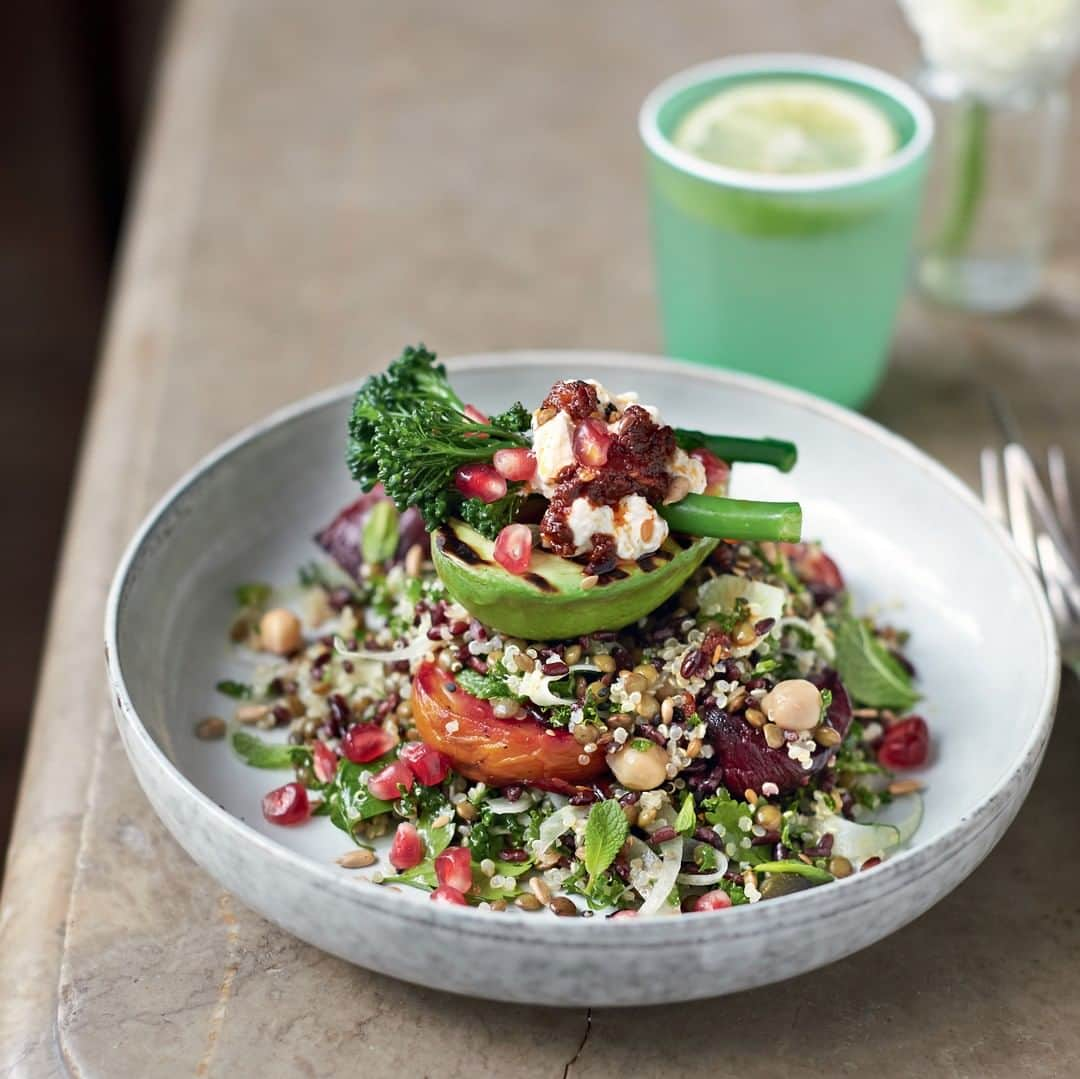 ジェイミー・オリヴァーさんのインスタグラム写真 - (ジェイミー・オリヴァーInstagram)「Fresh, seasonal, hearty and healthy. This is my super-food salad. Grains, grilled avo, broccoli and harissa, this really takes your salad game up a notch! P104 in Super Food Family Classics. #MeatFreeMonday」4月1日 23時05分 - jamieoliver