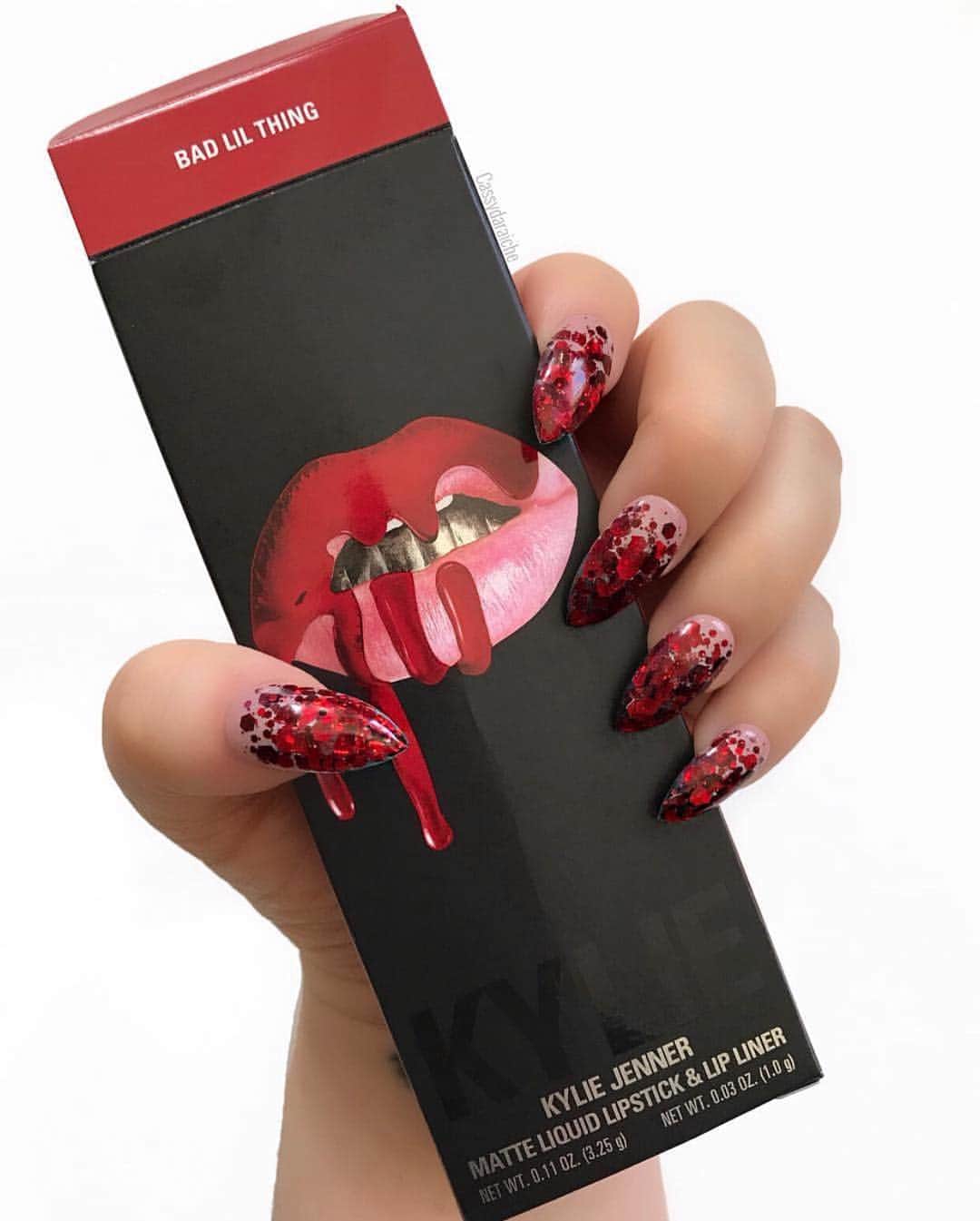 Kylie Cosmeticsさんのインスタグラム写真 - (Kylie CosmeticsInstagram)「BAD LIL THING matte #LipKit 💋 a beautiful warm burnt red. 🛍 Tap to shop! 📷: @cassydaraiche」4月1日 23時06分 - kyliecosmetics