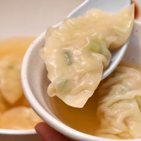 東京カレンダーさんのインスタグラム写真 - (東京カレンダーInstagram)「鶏皮でとった出汁に塩などで味付けしたスープに浮かぶ水餃子は、何個でも食べられてしまいそうなほど美味。 薄めの皮にたっぷりと入った餡は、スープとの相性もよくするすると胃に収まってしまう。 #東京カレンダー #東カレ #tokyocalendar #赤坂 #高知名物屋台餃子一屋 #餃子 #水餃子」4月1日 23時07分 - tokyocalendar