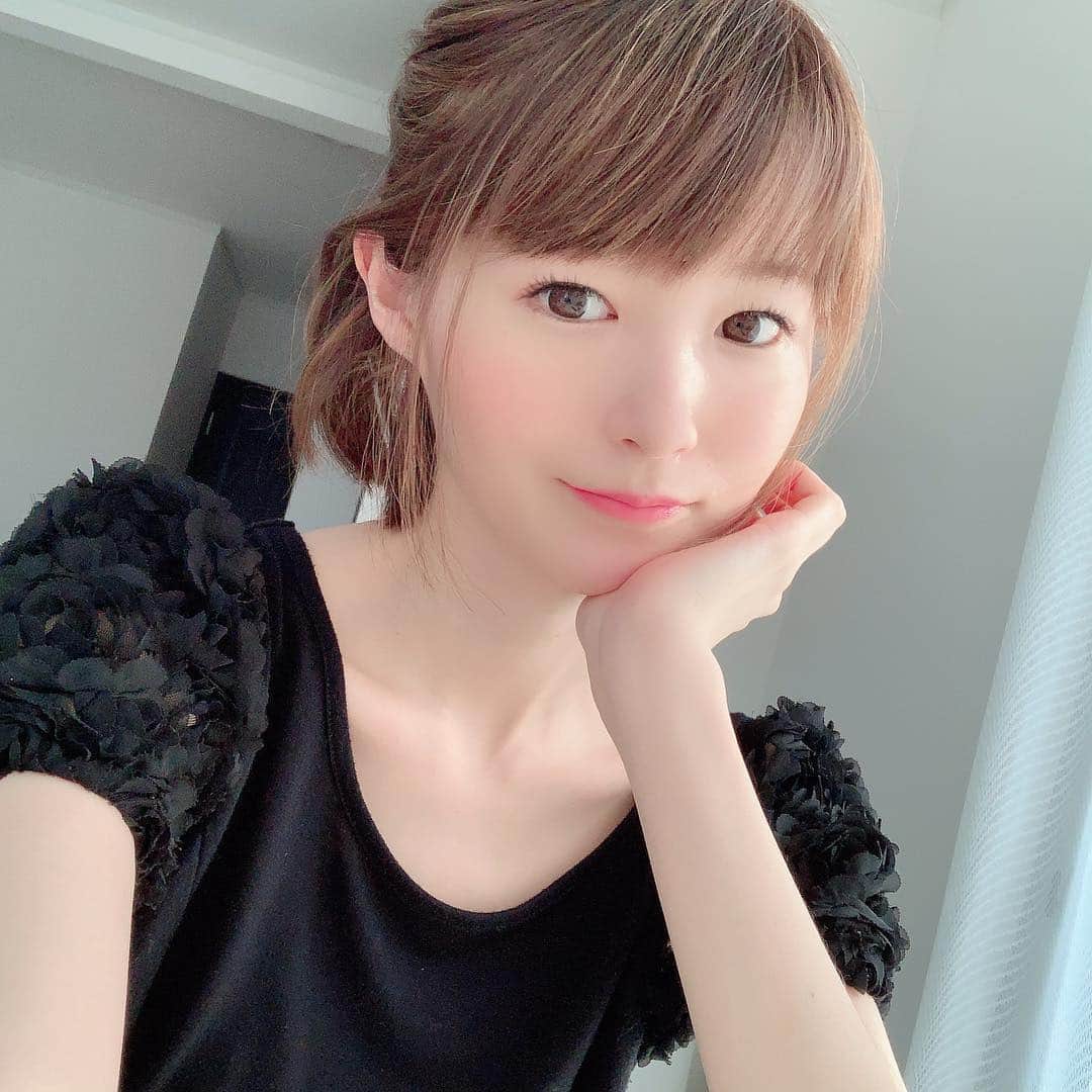 しほの涼のインスタグラム：「新元号 発表になりましたね☺️❣️ 【令和】とても綺麗な響きで素敵💕 11時半の発表でテレビにかじりついて見てましたが、年越しとも全然違う新しい時代が始まるっていう独特の感覚があって、不思議な感じでした🙈 あと、元号の発表後の安倍総理がニコニコ動画やInstagramのお話をされてたのが、何だかとっても新時代のような感じで印象的でした😽🙌🏻 #新元号 #令和 #reiwa #2019年4月1日 #新元号発表 #operaリップティント #サクラペタル #예뻐요 #自撮り女子 #selfie #ボブ #グレージュ #ハイライト #dholic #tシャツ #フラワーデザイン #ピンクメイク #ipsa #nars #ほおづえポーズ #春コーデ #ハーフアップ #ハーフアップアレンジ #ハーフアップスタイル #japanesegirl #マツエク #キュートデザイン #マツエクデザイン」