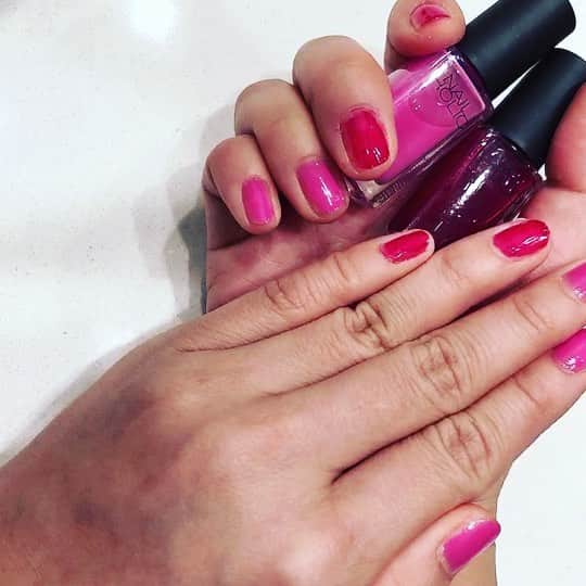 のインスタグラム：「I made howto videos with NAILHOLIC♪( ´θ｀)ノ Many colors good(〃ω〃) I recommend NAILHOLIC. It's fun! https://www.kose.co.jp/nailholic/ @nailholic_kose 使ったょ(#^.^#) カラバリ豊富なネイルホリック(°▽°) カラーはPK823 RD405で春らしくシンプルに(⌒▽⌒) 速乾性も抜群だからするする塗れちゃうね(๑╹ω╹๑ ) スワイプして見て見てね( ＾∀＾) 次は何色にしようかなー！ #PR #kose  #nailholic_kose #ネイルホリック」