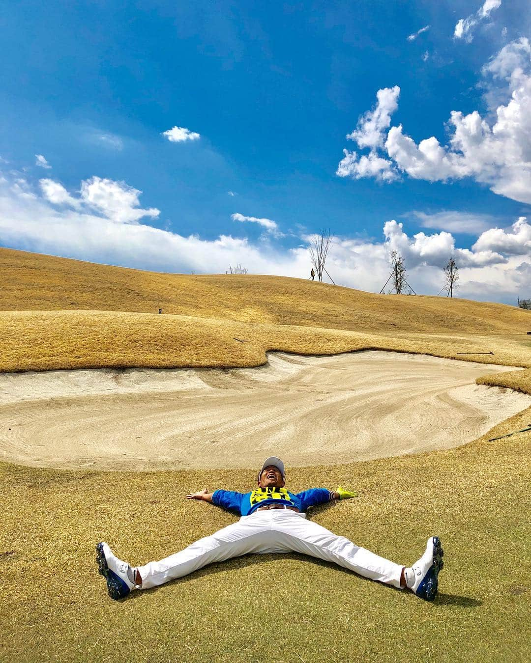 城戸康裕さんのインスタグラム写真 - (城戸康裕Instagram)「今日はゴルフやってから初めてのコンペ😄⛳️ ・ 今日スコア108で、後輩の俊樹に風呂で、 ・ 「いくつだった？？」 ・ って聞いたら、 ・ 「いやぁ今日マジきました、98です😚👍」 ・ マジかよ？！💦って思って、負けた事に宴会中3、4時間本気でヘコんでたら帰り際に、 ・ 「本当は128です、エイプリルフールです😄笑」 ・ 反射で腹に強めの右ボディーを入れてしまった👊 ・ #4月1日を忘れてた自分への怒りも込み #パイセンにゴルフの嘘はいかん笑 #golf #ゴルフ #厚木」4月1日 23時09分 - yasuhiro.kido