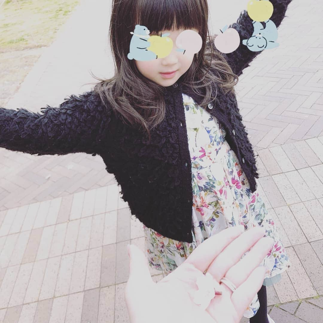 蛯原英里さんのインスタグラム写真 - (蛯原英里Instagram)「今日から４月ですね！ 新元号も発表され「令和」の時代を子供達と一緒に歩んで行きます😊  先日、お友達と一緒にお散歩していた時、姉ちゃん達がしゃぼん玉を飛ばして遊んでいました  それを見た娘とお友達はおおはしゃぎでシャボン玉を追いかけていました😊 シャボン玉を楽しんで追いかける４歳児😍 まだまだ可愛いな〜💕 #桜並木#桜 #お友達と一緒に #しゃぼんだま #4歳女の子 #0歳男の子 #ecragee @ecragee　#エプロンワンピース #cherryblossom #friends #soapbubbles#4years #girlsfashion #6months #boys#令和」4月1日 23時10分 - eriebihara