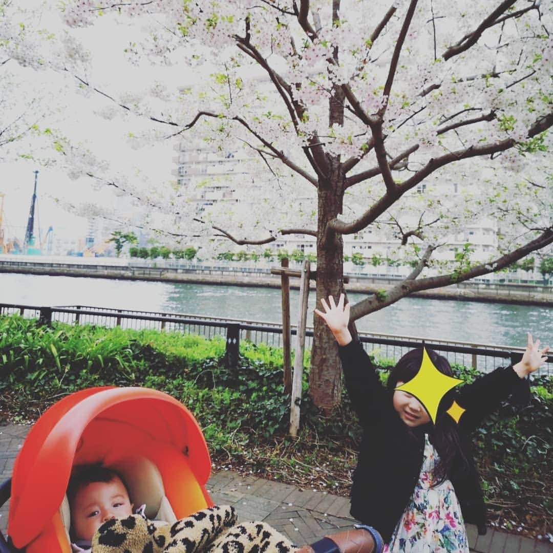 蛯原英里さんのインスタグラム写真 - (蛯原英里Instagram)「今日から４月ですね！ 新元号も発表され「令和」の時代を子供達と一緒に歩んで行きます😊  先日、お友達と一緒にお散歩していた時、姉ちゃん達がしゃぼん玉を飛ばして遊んでいました  それを見た娘とお友達はおおはしゃぎでシャボン玉を追いかけていました😊 シャボン玉を楽しんで追いかける４歳児😍 まだまだ可愛いな〜💕 #桜並木#桜 #お友達と一緒に #しゃぼんだま #4歳女の子 #0歳男の子 #ecragee @ecragee　#エプロンワンピース #cherryblossom #friends #soapbubbles#4years #girlsfashion #6months #boys#令和」4月1日 23時10分 - eriebihara