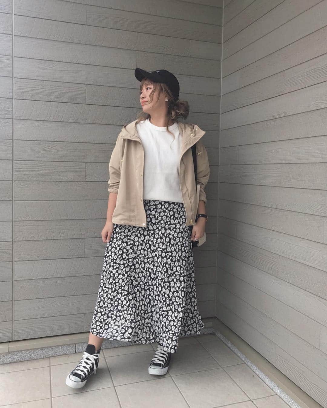 GU(ジーユー) さんのインスタグラム写真 - (GU(ジーユー) Instagram)「ワッフルTコーデをPick up！﻿ 肌なじみの良い定番のワッフルT✨どんなテイストにも裏切らない神アイテムトップス👍綺麗に着られるからお出かけスタイルに合わせてもちゃんとして見えるから嬉しい😘軽やかなスカートとも相性抜群ですね！可愛いです👏色んなコーデに合わせて楽しみたいワッフルT🙌是非、チェックしてみてくださいね💁‍♀️💕﻿ ————————————﻿ ☑︎ワッフルT(半袖)﻿ ¥990＋tax（通常価格）﻿ 品番:314066﻿ ————————————﻿ Pick Up Post﻿ @mmmaaakkkiiikkkooo さん、ステキな投稿ありがとうございます😊﻿ #GU #GUstyle #YOURFREEDOM #gu_for_all #GUKorea #GUHK #GUTAIWAN #ジーユー #ジーユーコーデ #GUコーデ #GU新作 #ワッフルT #大人カジュアル #カジュアル #大人女子 #着回しコーデ #シンプルコーデ #春コーデ #デイリーコーデ #大人コーデ #お出かけコーデ #ゆる可愛い #990T」4月2日 10時01分 - gu_for_all_